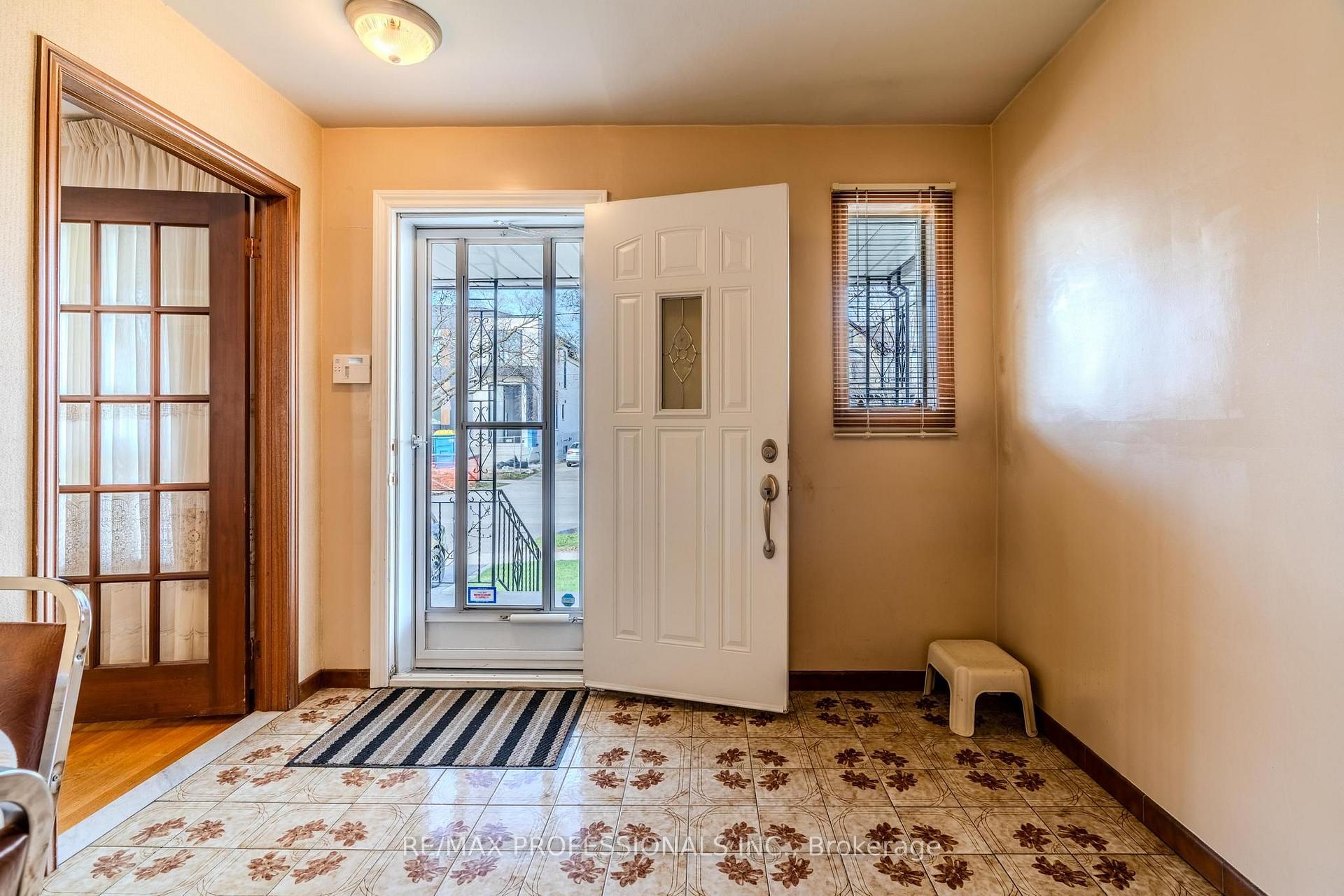 Photo 3 of 45 Chartwell Road, Etobicoke, Stonegate-Queensway — HOMEH