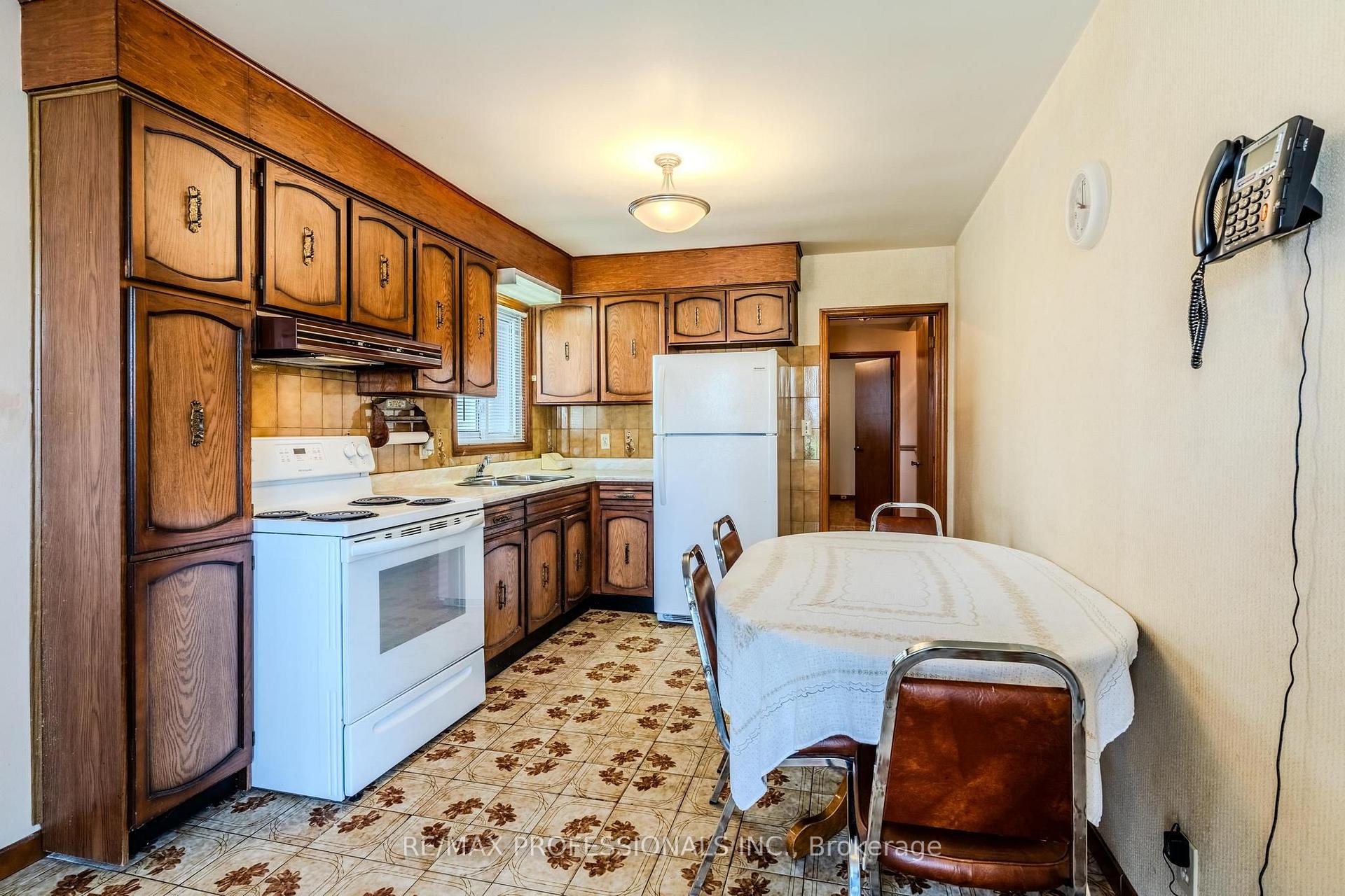 Photo 4 of 45 Chartwell Road, Etobicoke, Stonegate-Queensway — HOMEH