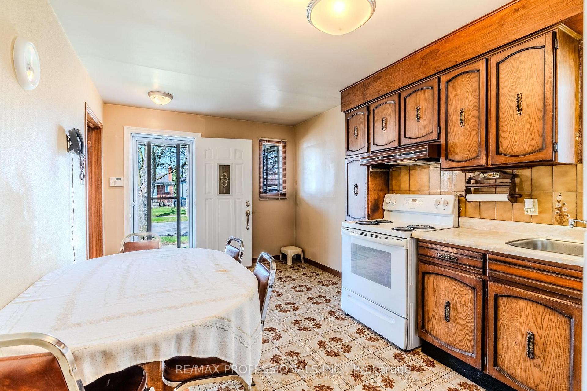 Photo 5 of 45 Chartwell Road, Etobicoke, Stonegate-Queensway — HOMEH