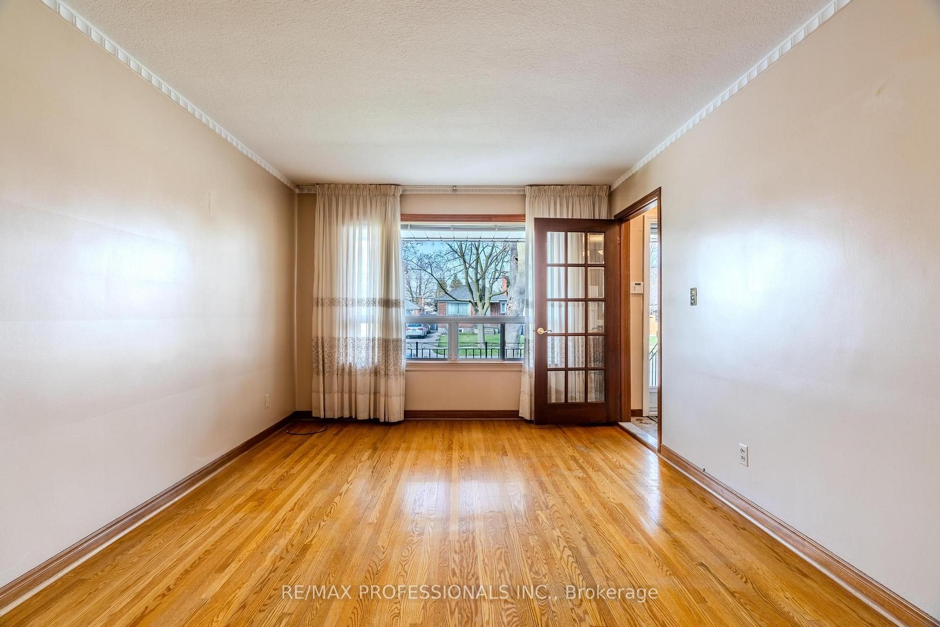 Photo 8 of 45 Chartwell Road, Etobicoke, Stonegate-Queensway — HOMEH