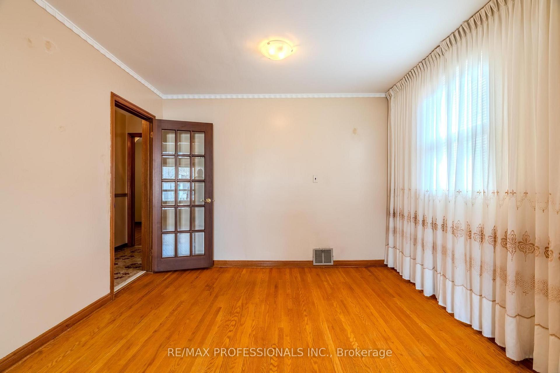 Photo 10 of 45 Chartwell Road, Etobicoke, Stonegate-Queensway — HOMEH