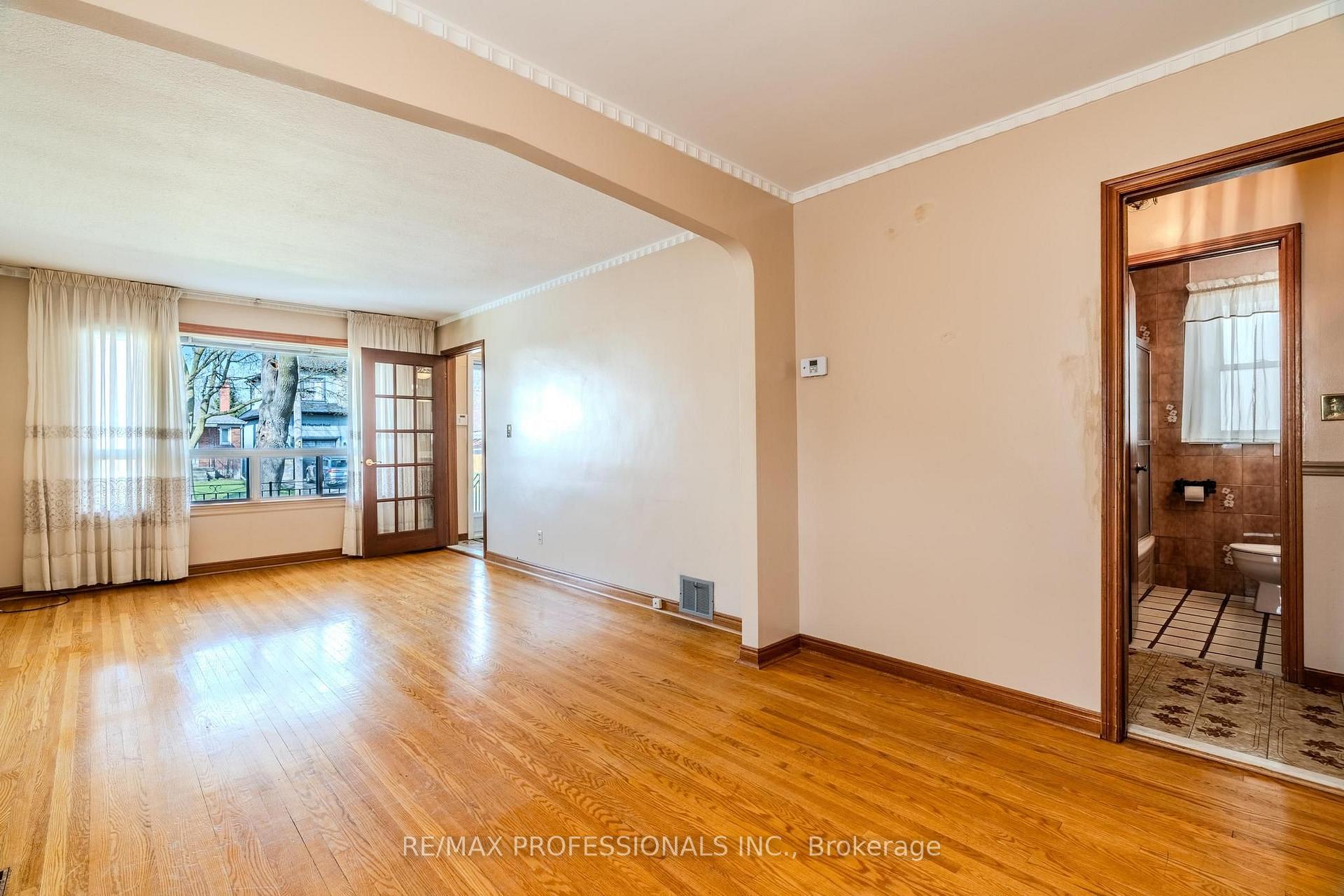 Photo 11 of 45 Chartwell Road, Etobicoke, Stonegate-Queensway — HOMEH