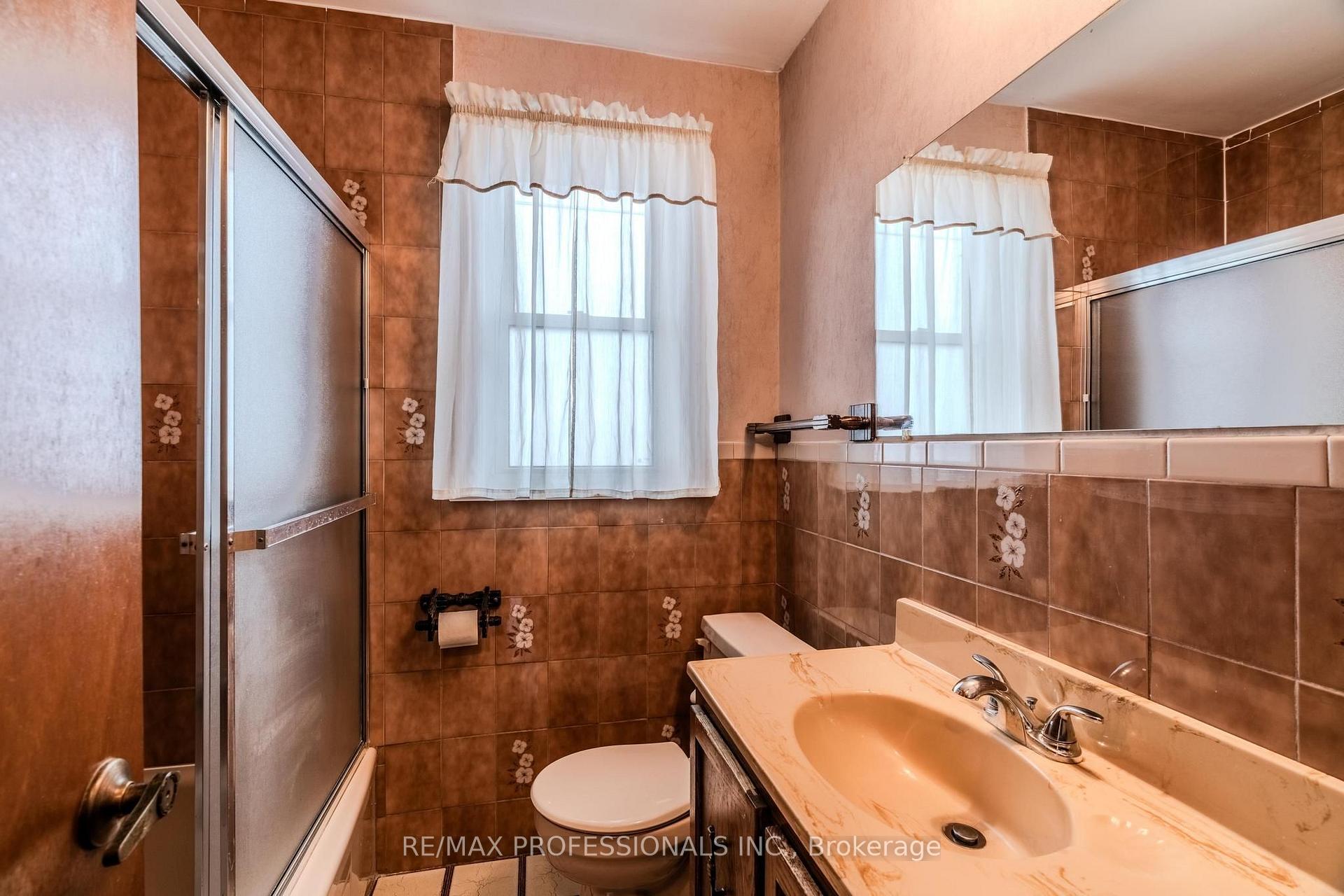 Photo 12 of 45 Chartwell Road, Etobicoke, Stonegate-Queensway — HOMEH