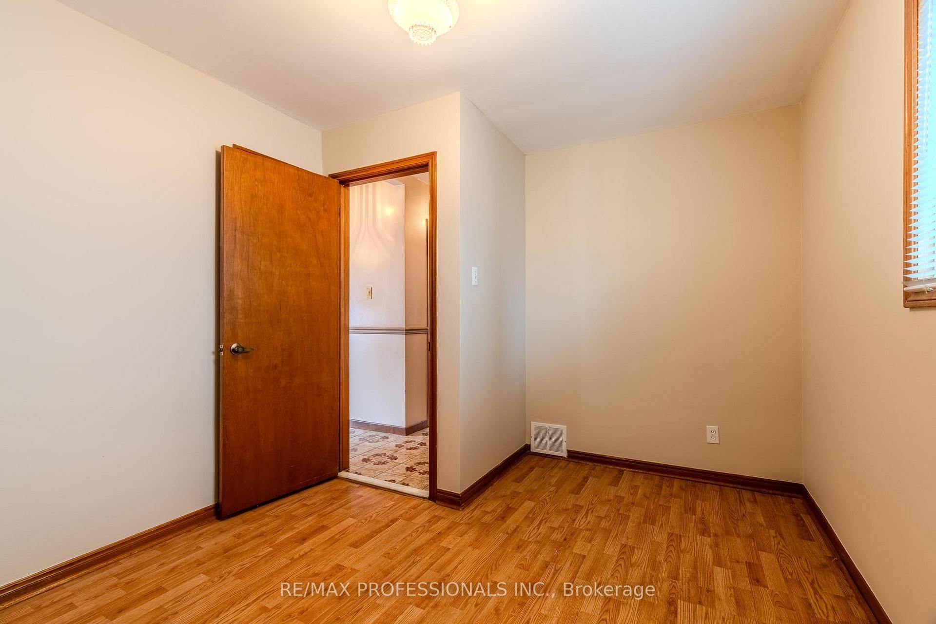 Photo 13 of 45 Chartwell Road, Etobicoke, Stonegate-Queensway — HOMEH