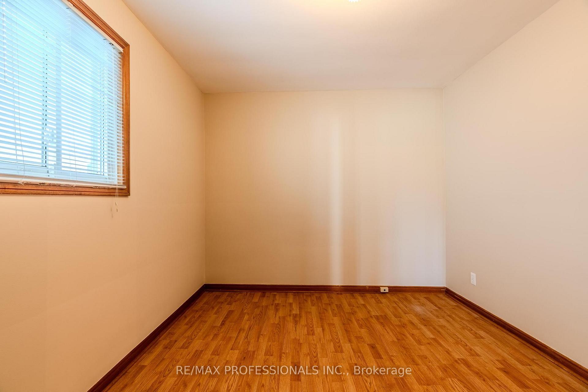 Photo 15 of 45 Chartwell Road, Etobicoke, Stonegate-Queensway — HOMEH