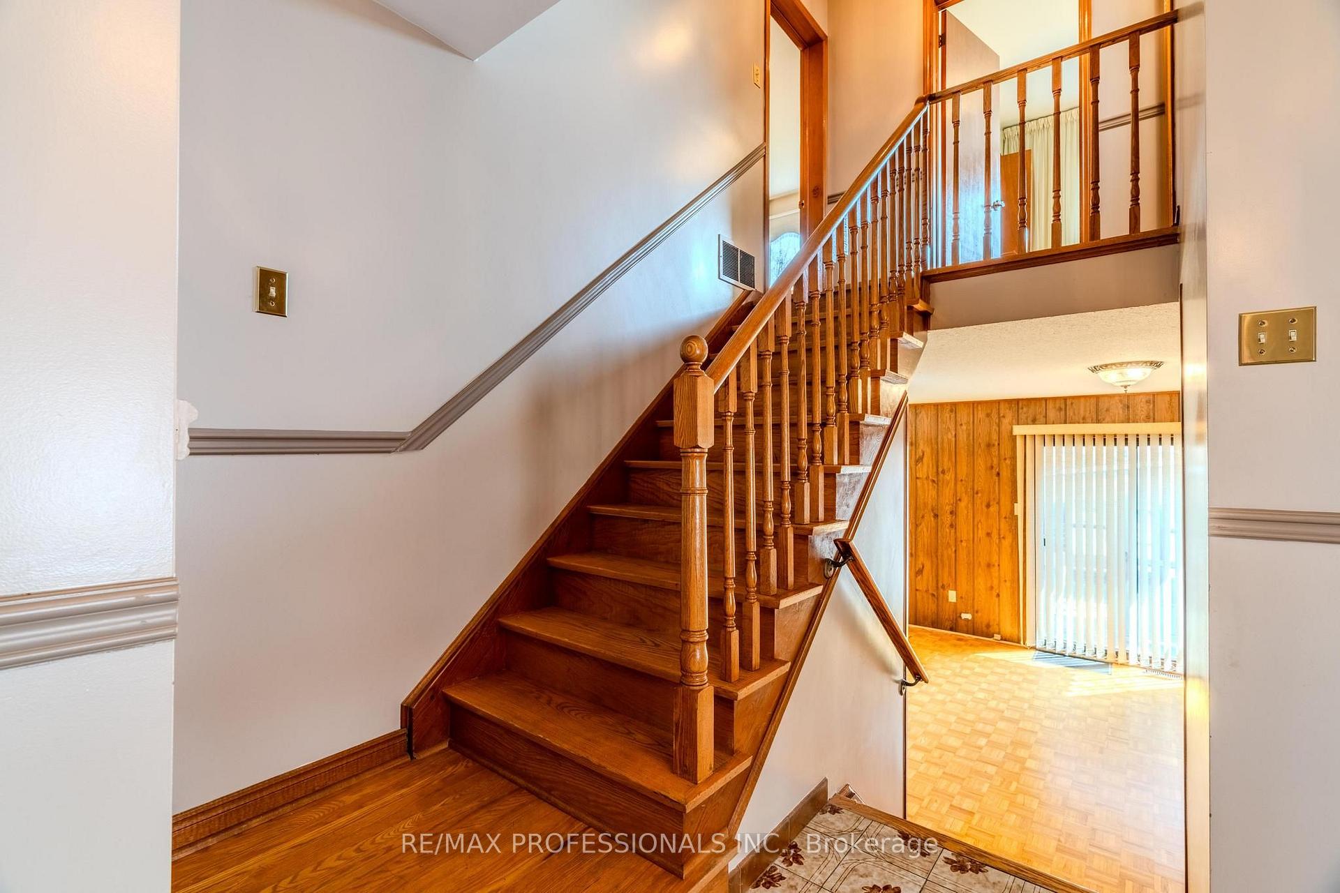 Photo 16 of 45 Chartwell Road, Etobicoke, Stonegate-Queensway — HOMEH