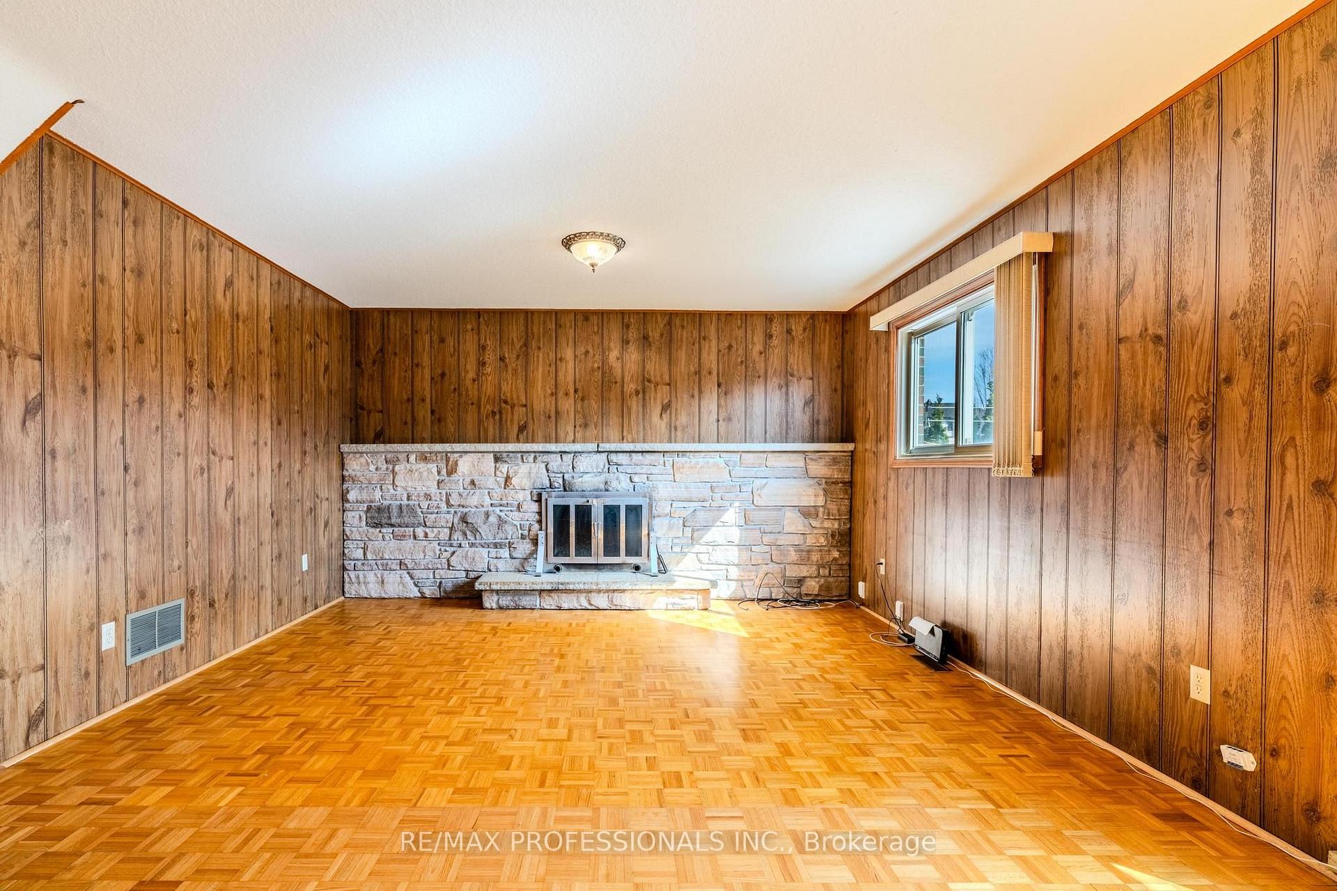 Photo 18 of 45 Chartwell Road, Etobicoke, Stonegate-Queensway — HOMEH