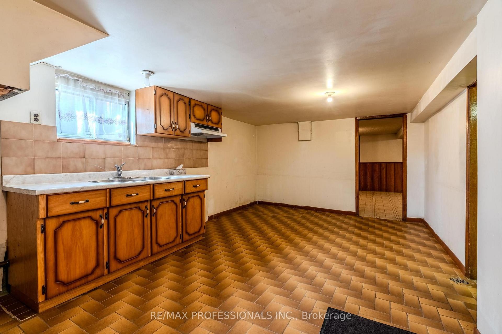 Photo 19 of 45 Chartwell Road, Etobicoke, Stonegate-Queensway — HOMEH