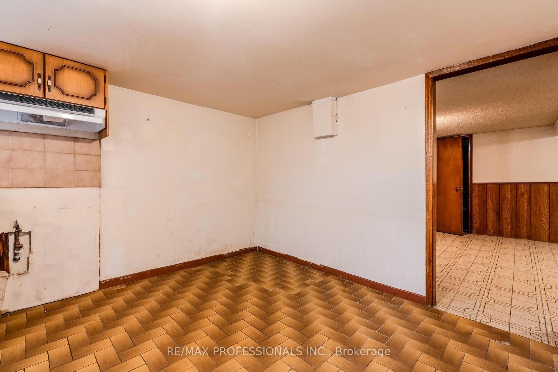 Photo 20 of 45 Chartwell Road, Etobicoke, Stonegate-Queensway — HOMEH