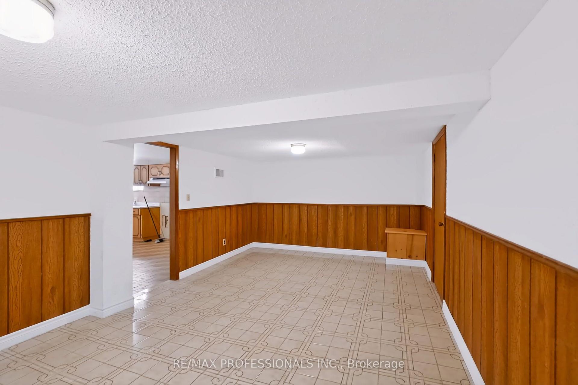 Photo 23 of 45 Chartwell Road, Etobicoke, Stonegate-Queensway — HOMEH