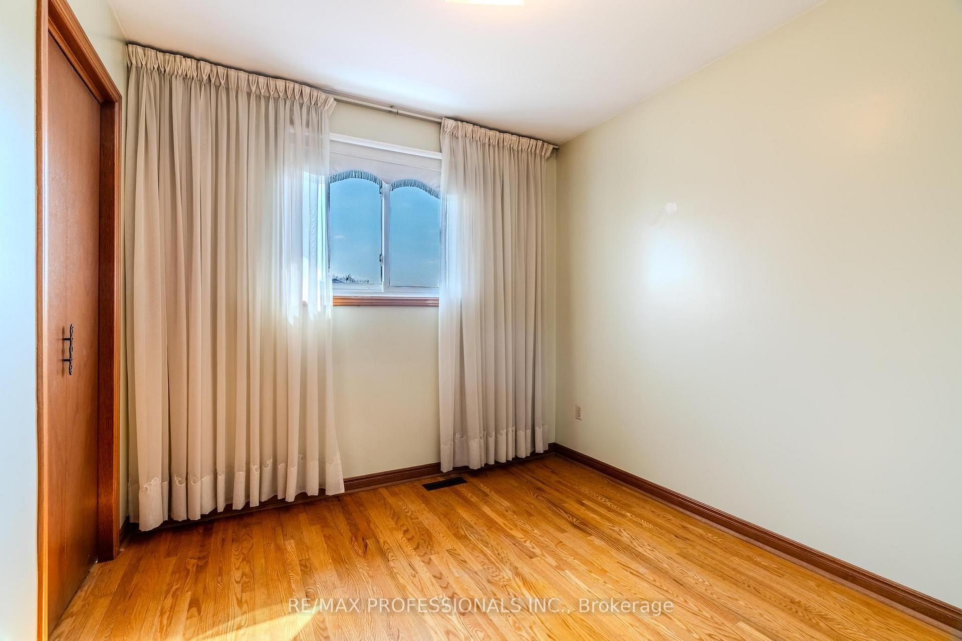 Photo 28 of 45 Chartwell Road, Etobicoke, Stonegate-Queensway — HOMEH