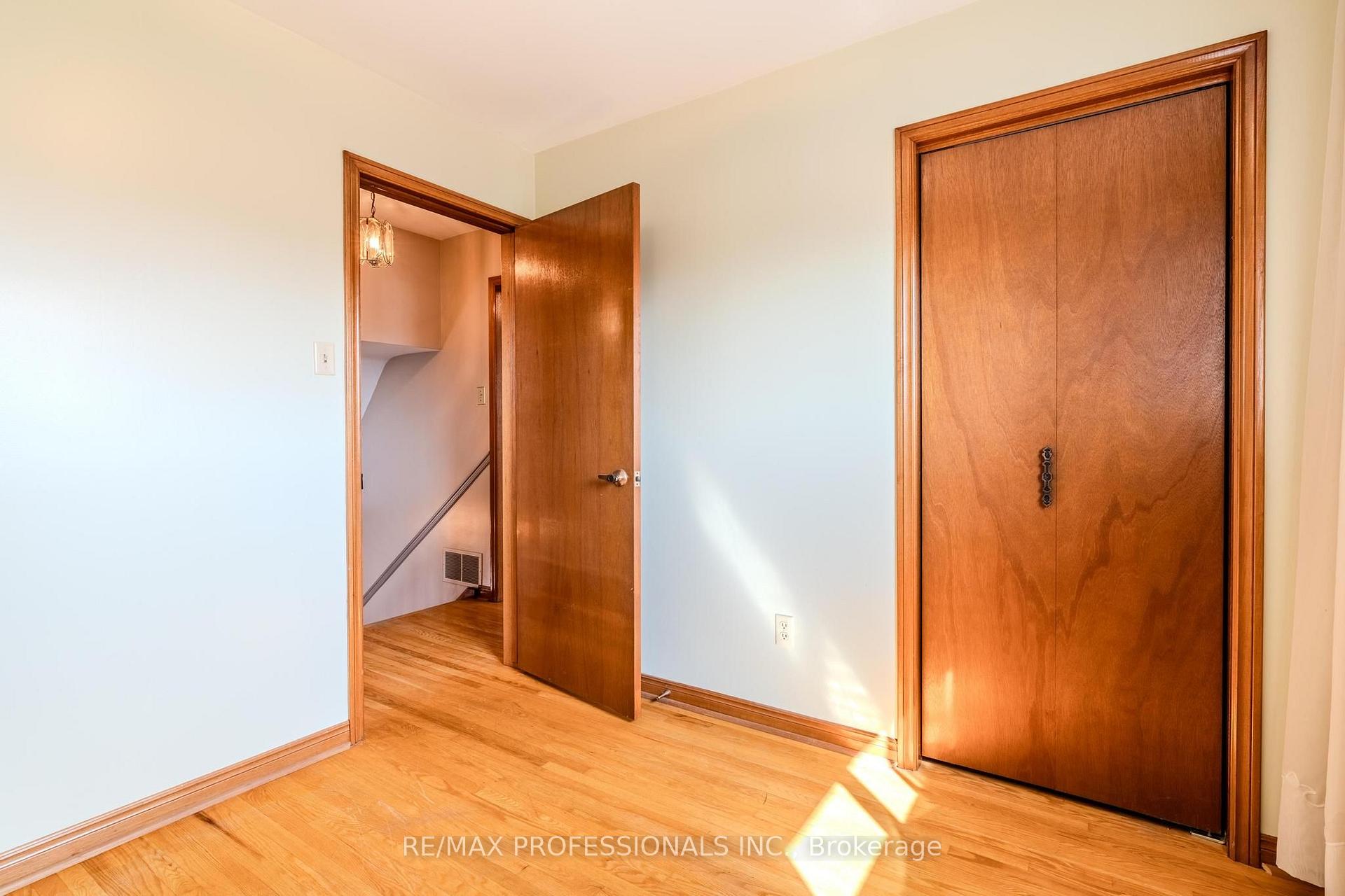 Photo 29 of 45 Chartwell Road, Etobicoke, Stonegate-Queensway — HOMEH