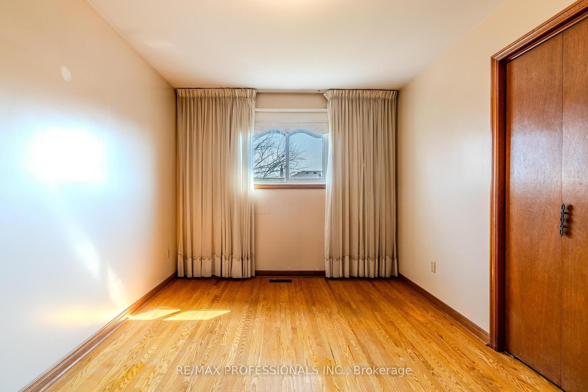 Photo 31 of 45 Chartwell Road, Etobicoke, Stonegate-Queensway — HOMEH