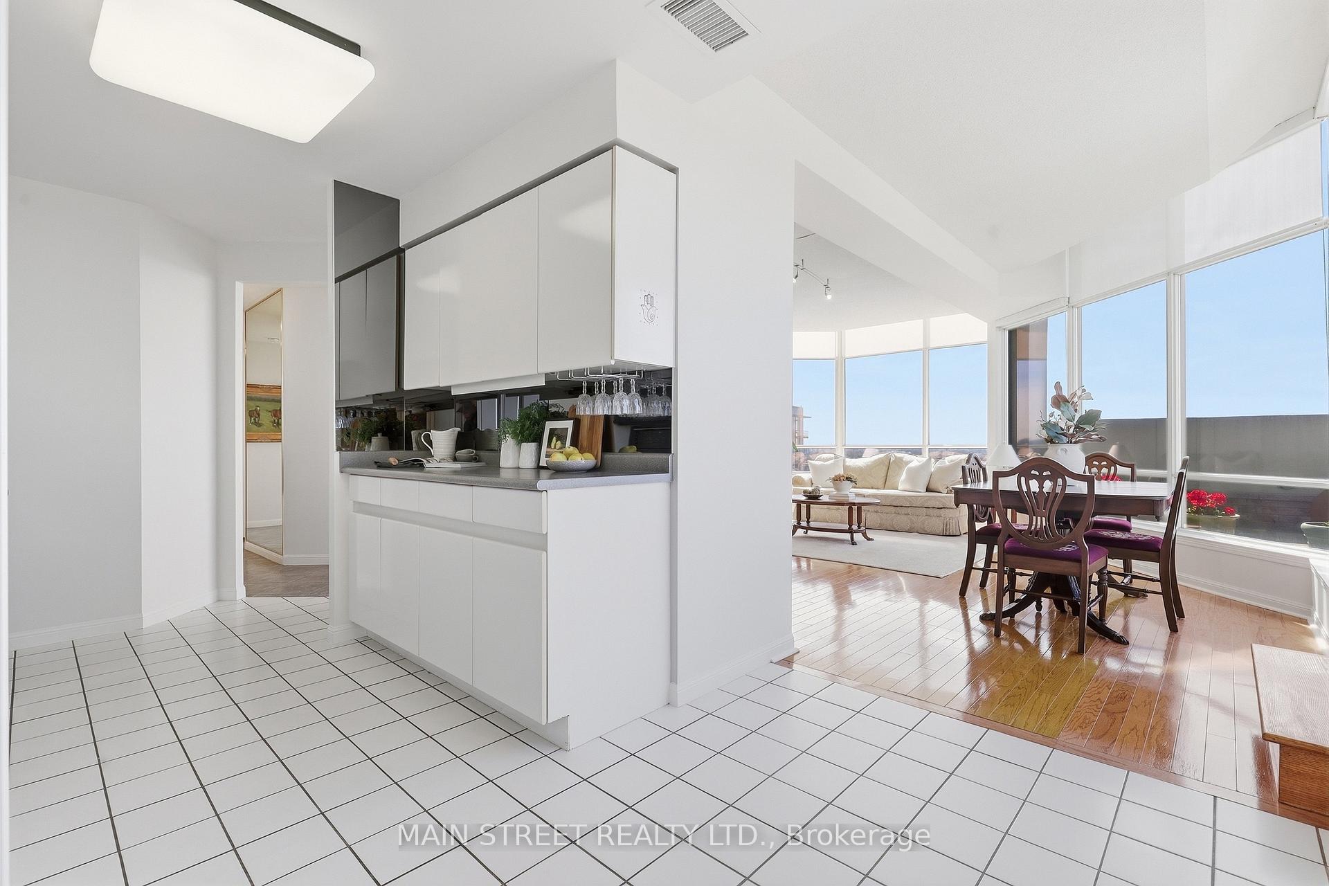Photo 11 of Unit 1705, 110 Promenade Circle, Vaughan, Brownridge — HOMEH
