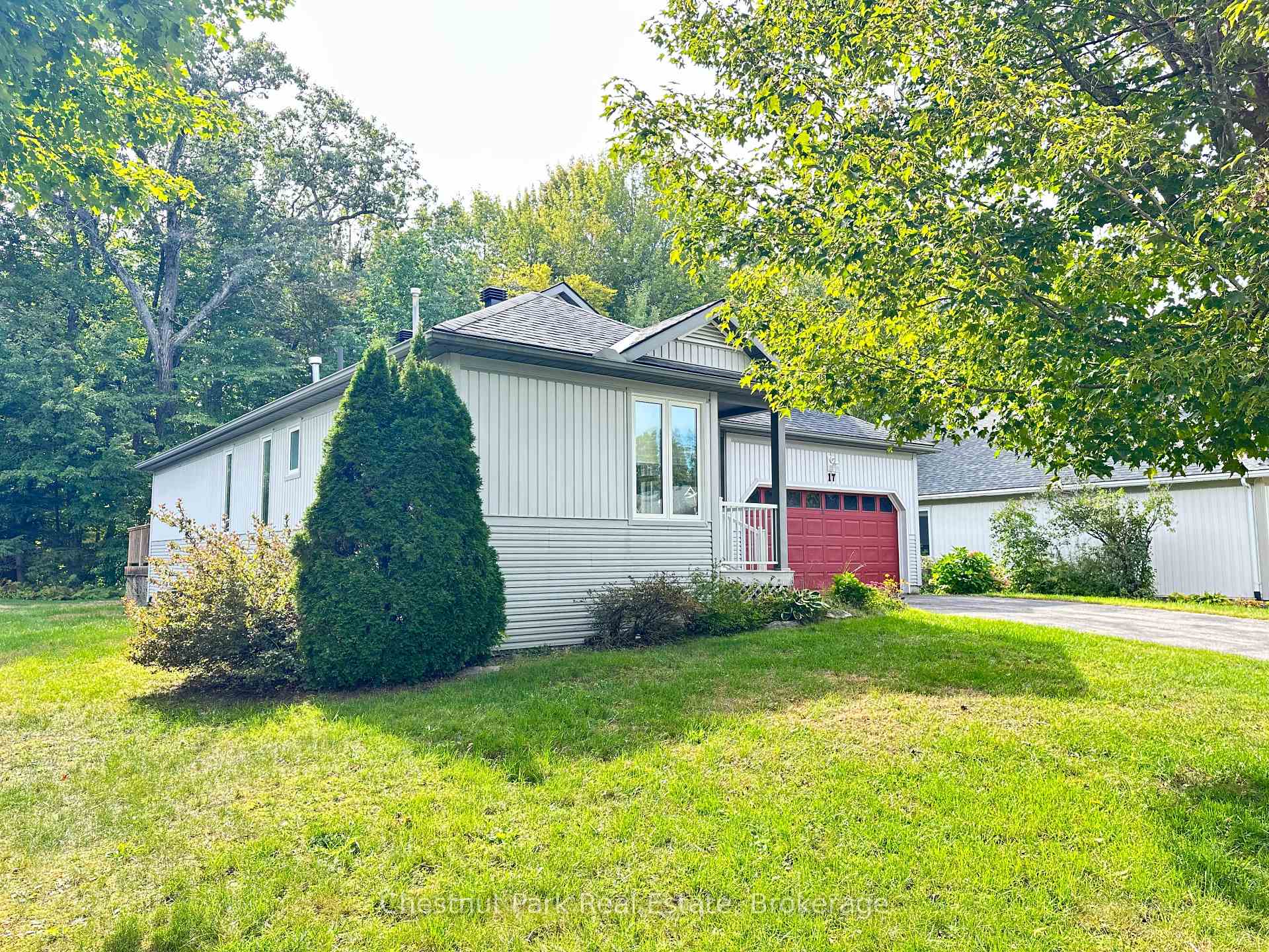 Photo 2 of 17 Stonehedge Close, Gravenhurst, Muskoka (S) — HOMEH