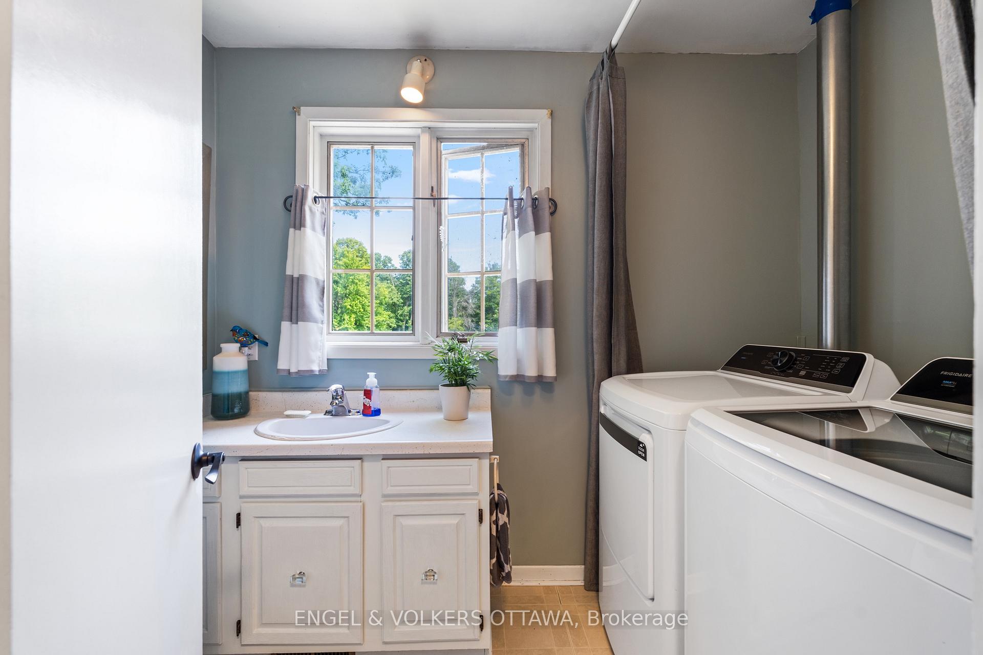 Photo 9 of 1119 Tighe Street, Ottawa, Manotick Village & Manotick Estates — HOMEH