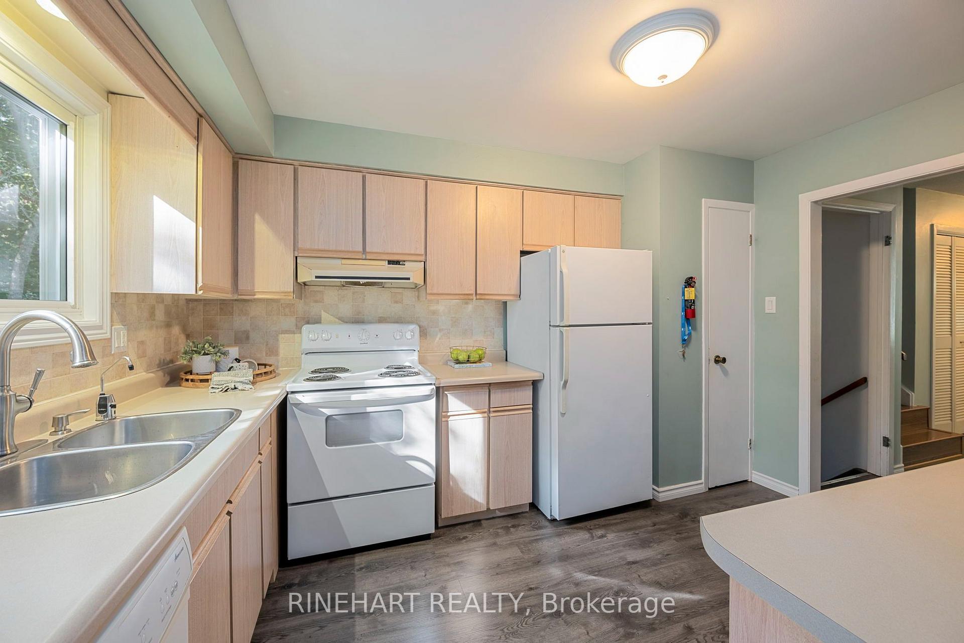 Photo 10 of 140 Paperbirch Crescent, London, North K — HOMEH