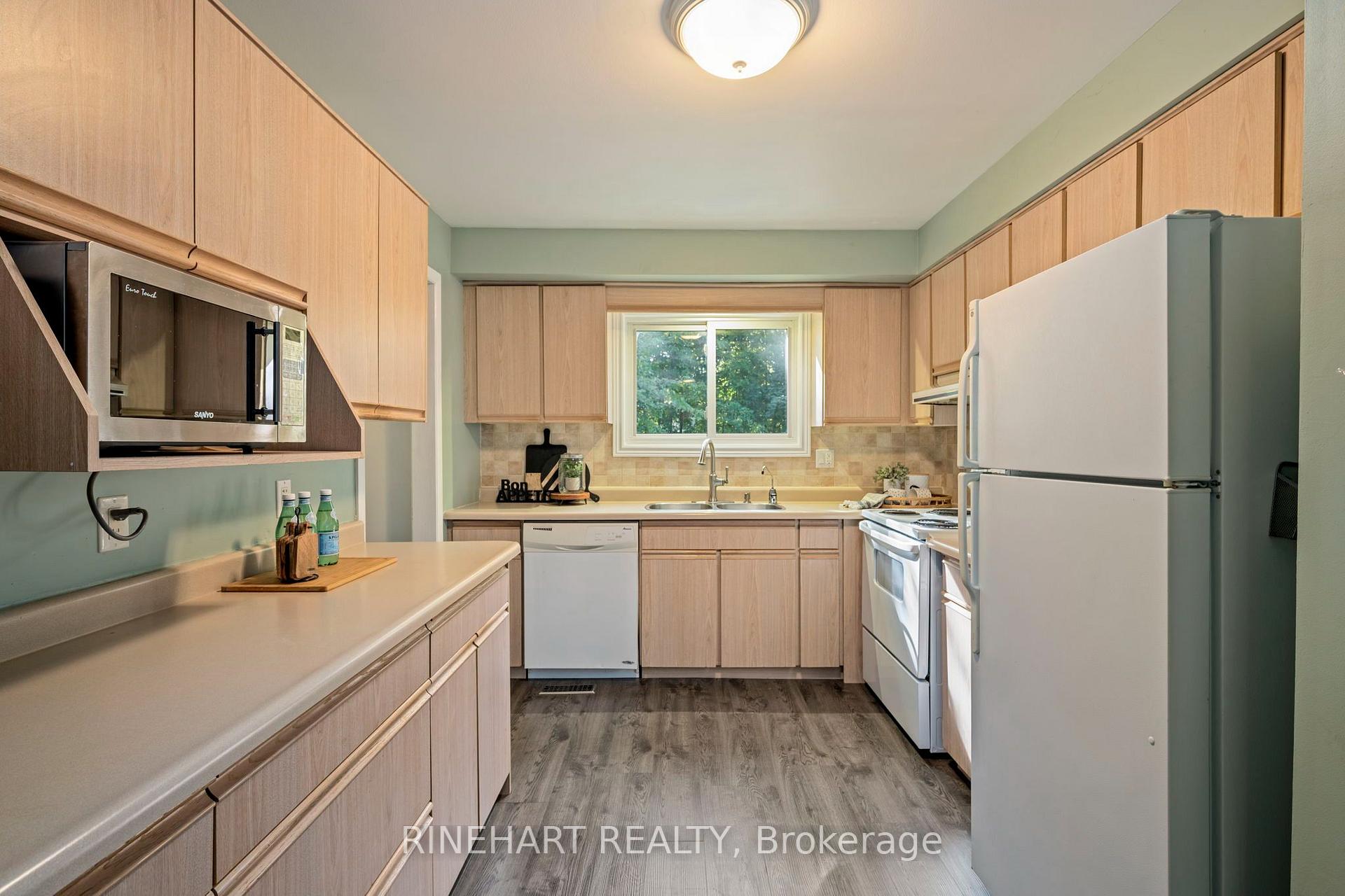Photo 11 of 140 Paperbirch Crescent, London, North K — HOMEH