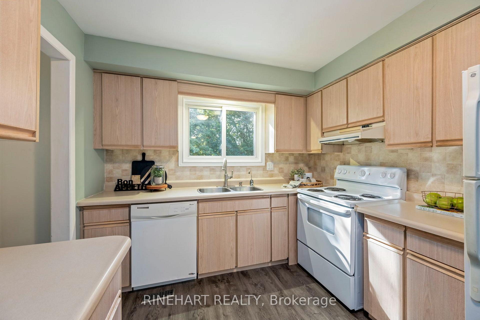 Photo 12 of 140 Paperbirch Crescent, London, North K — HOMEH