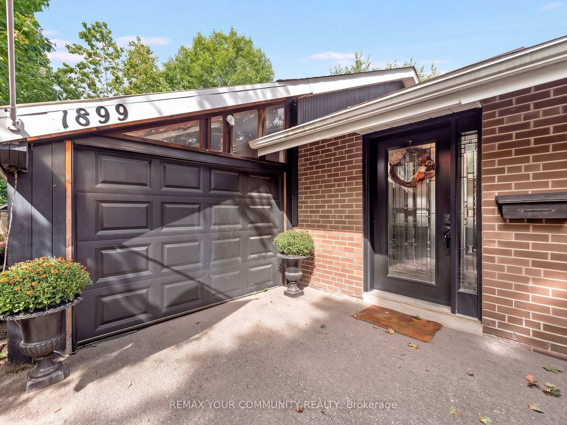 Photo 2 of 1899 Delaney Drive, Mississauga, Clarkson — HOMEH