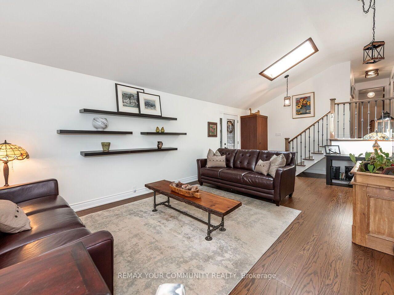 Photo 5 of 1899 Delaney Drive, Mississauga, Clarkson — HOMEH