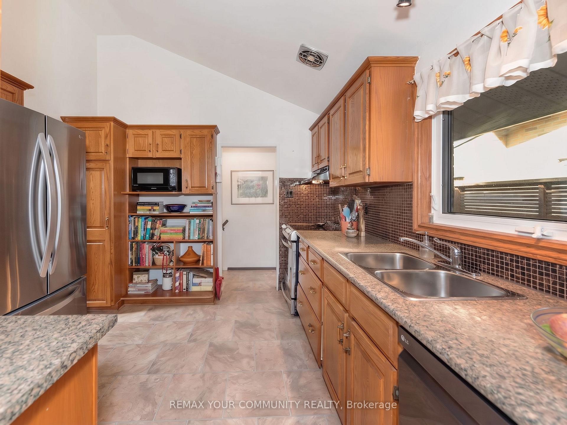 Photo 11 of 1899 Delaney Drive, Mississauga, Clarkson — HOMEH