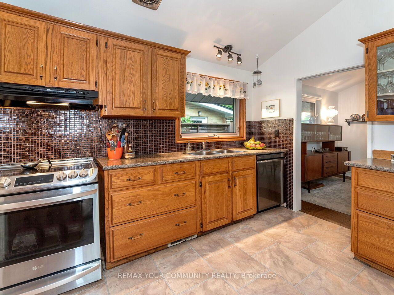 Photo 12 of 1899 Delaney Drive, Mississauga, Clarkson — HOMEH