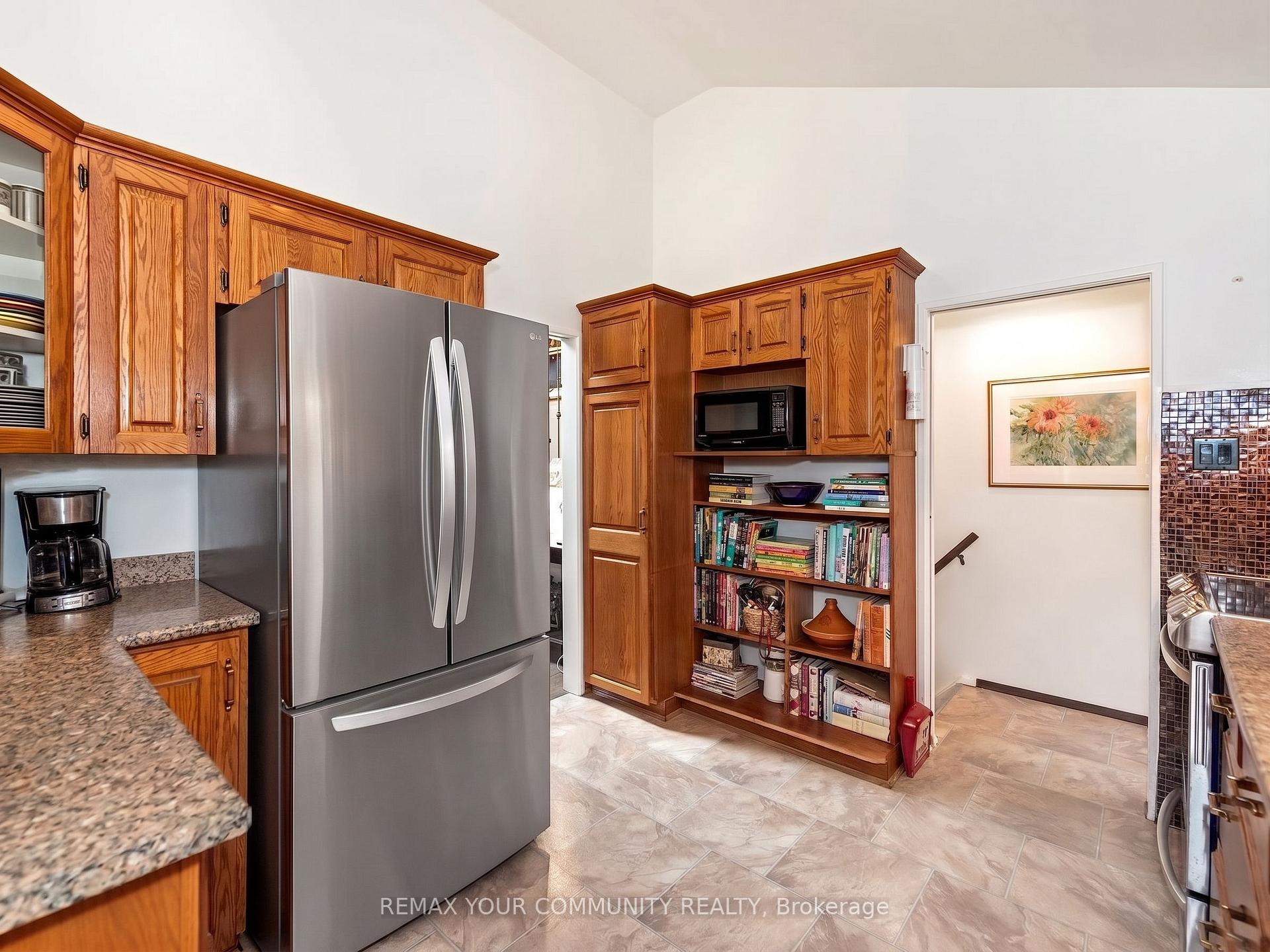 Photo 13 of 1899 Delaney Drive, Mississauga, Clarkson — HOMEH
