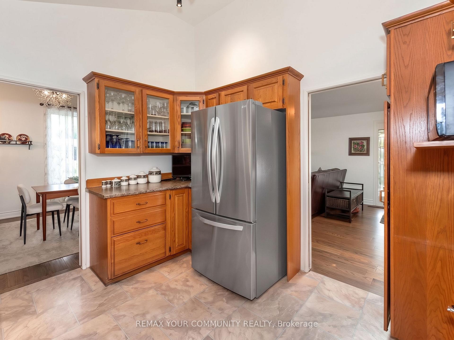 Photo 14 of 1899 Delaney Drive, Mississauga, Clarkson — HOMEH