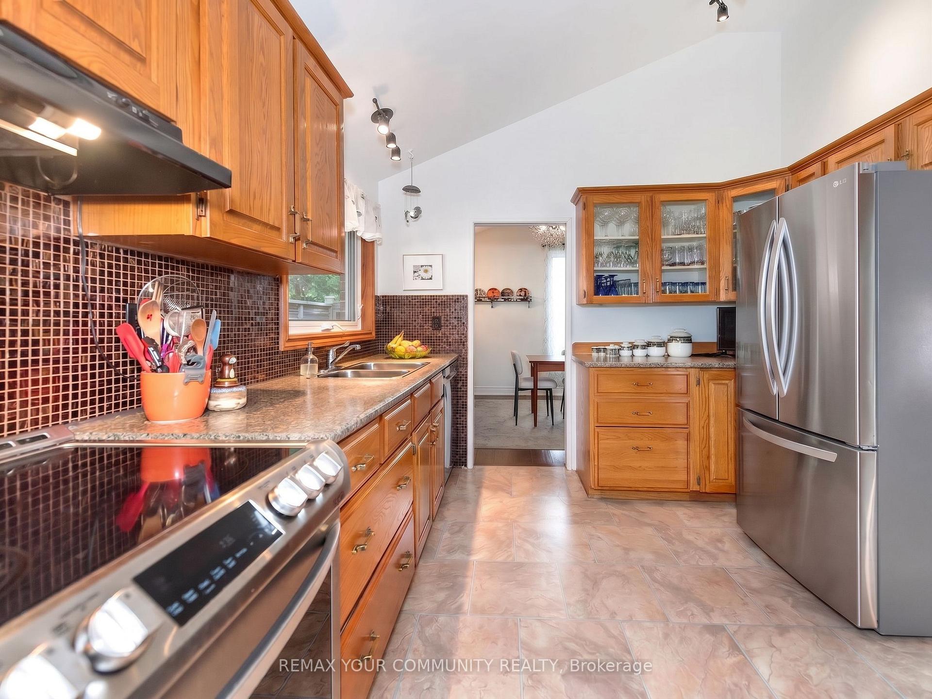 Photo 15 of 1899 Delaney Drive, Mississauga, Clarkson — HOMEH