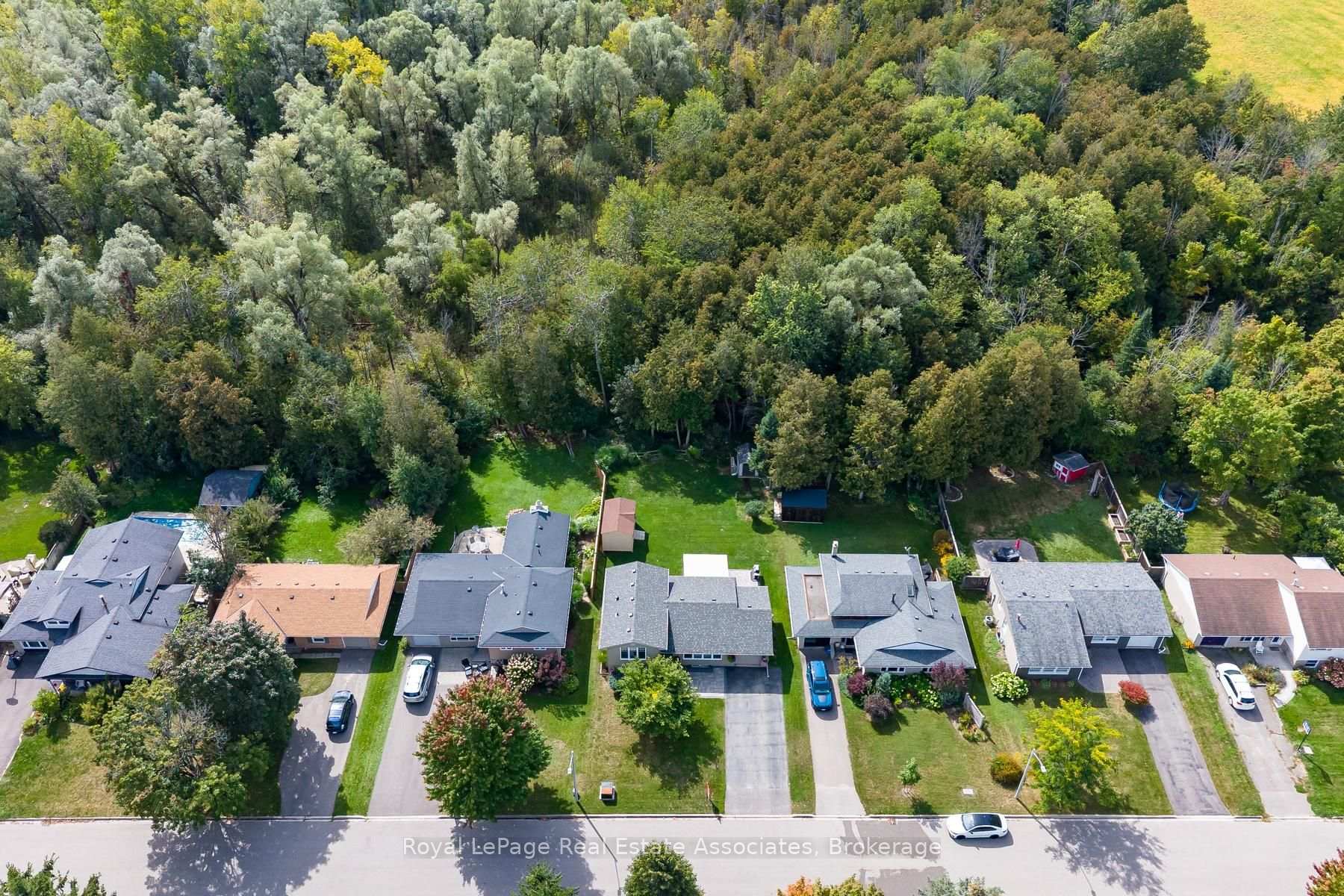 Photo 5 of 132 Elmore Drive, Halton Hills, Acton — HOMEH