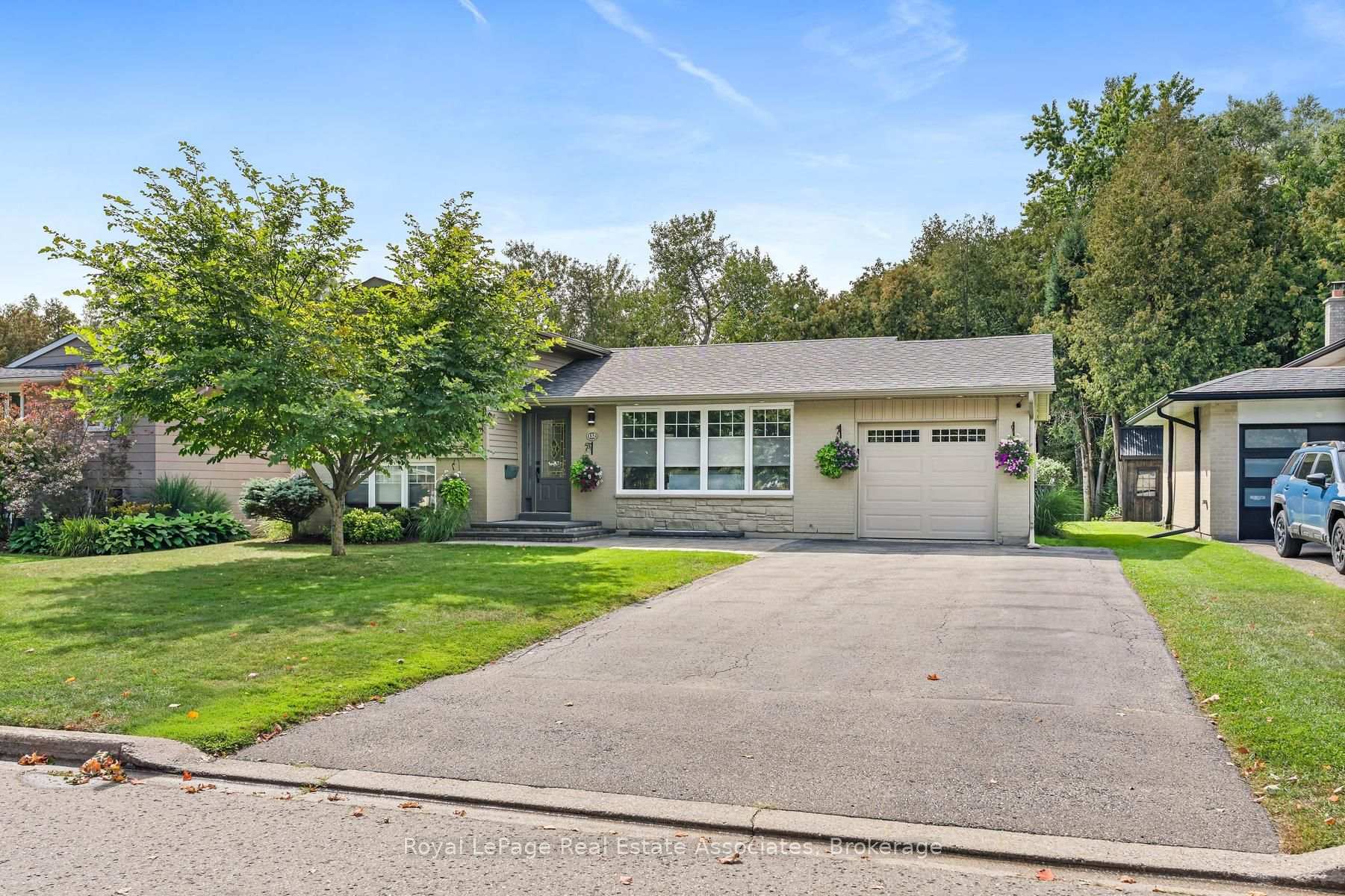 Photo 2 of 132 Elmore Drive, Halton Hills, Acton — HOMEH
