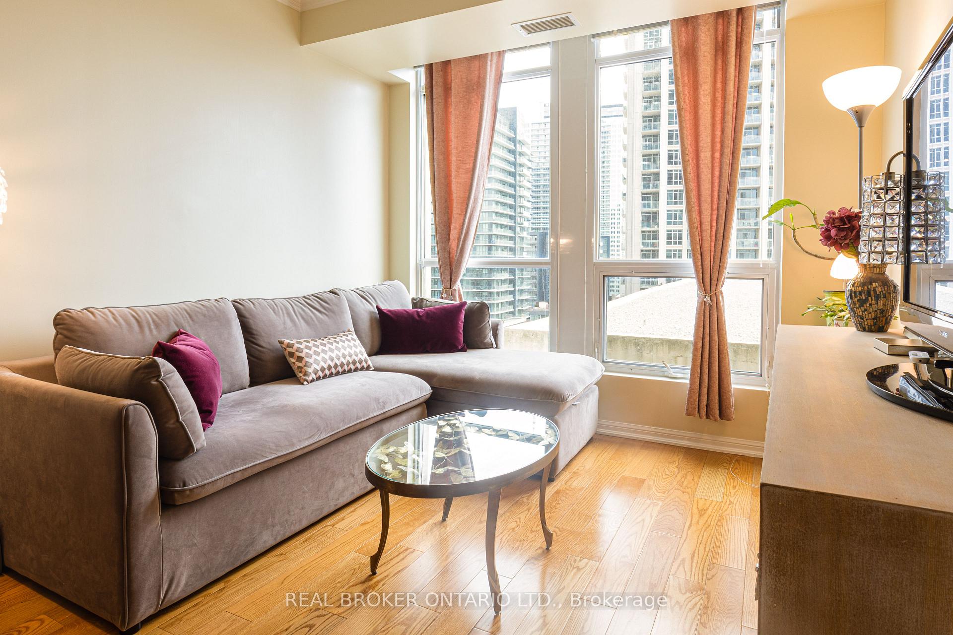 Photo 2 of Unit 1311, 628 Fleet Street, Toronto, Niagara — HOMEH