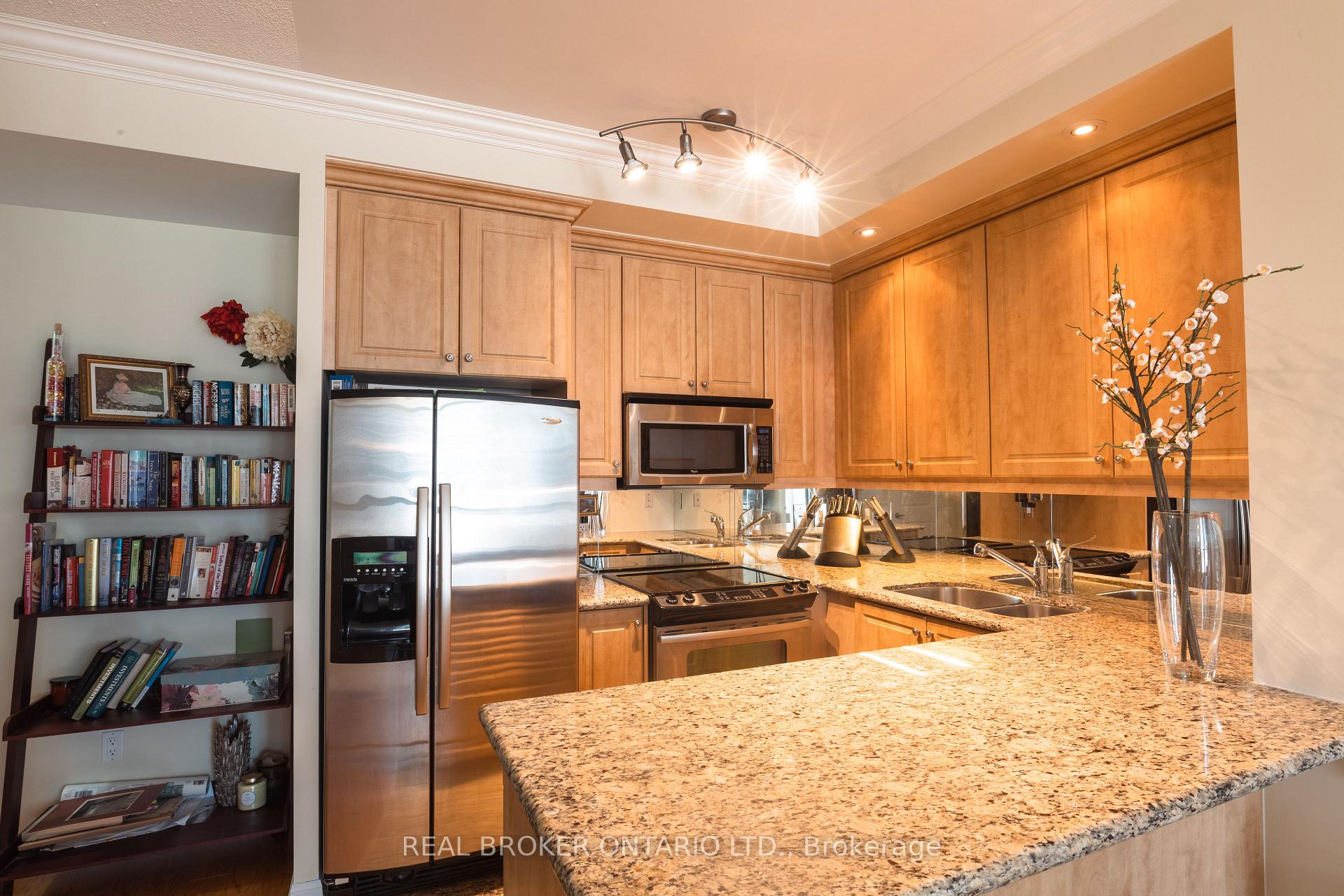 Photo 3 of Unit 1311, 628 Fleet Street, Toronto, Niagara — HOMEH