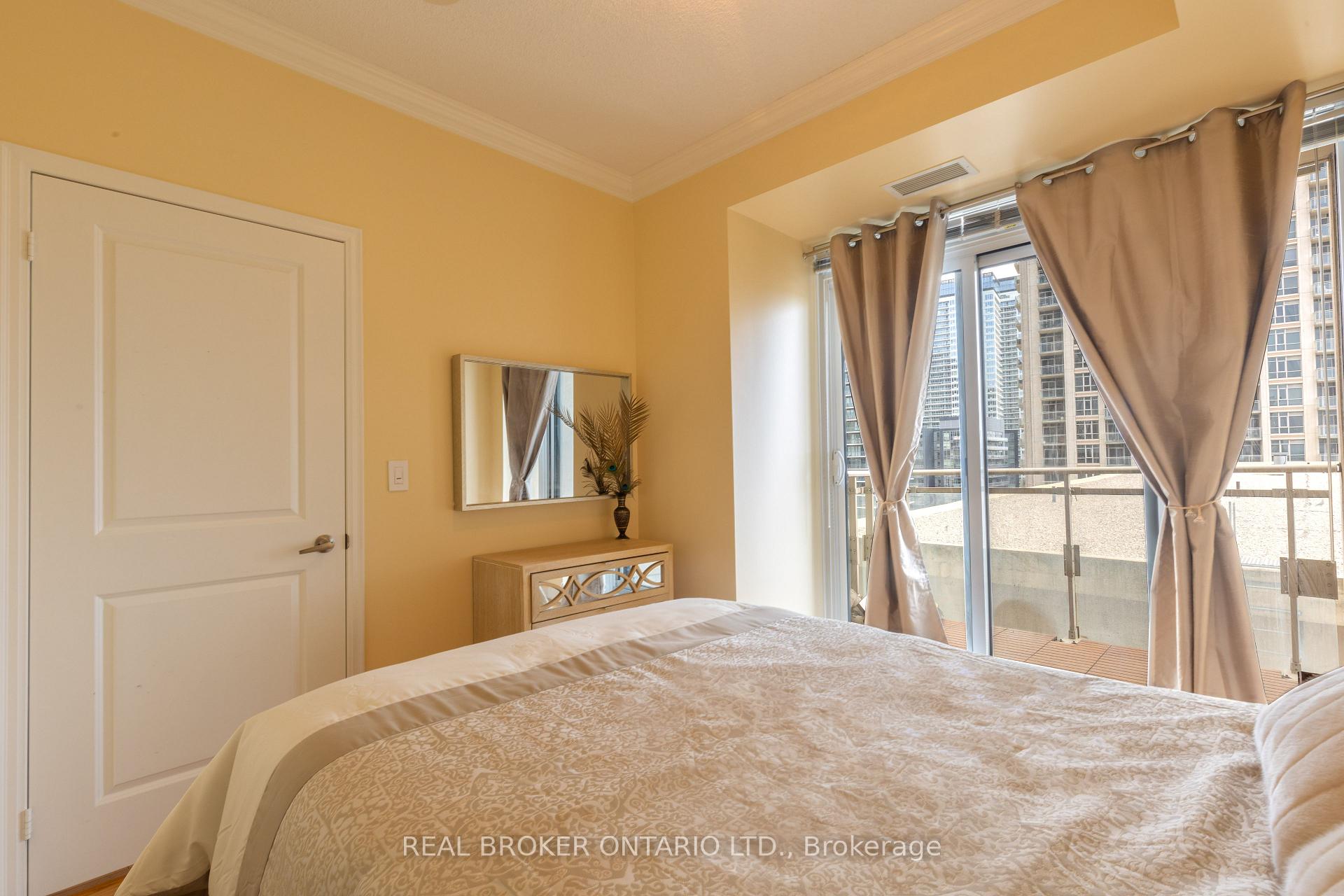 Photo 7 of Unit 1311, 628 Fleet Street, Toronto, Niagara — HOMEH