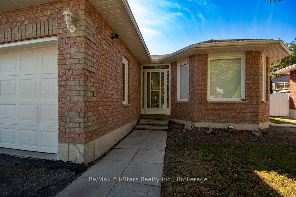 Photo 3 of 41 McGibbon Boulevard, Kawartha Lakes, Lindsay — HOMEH
