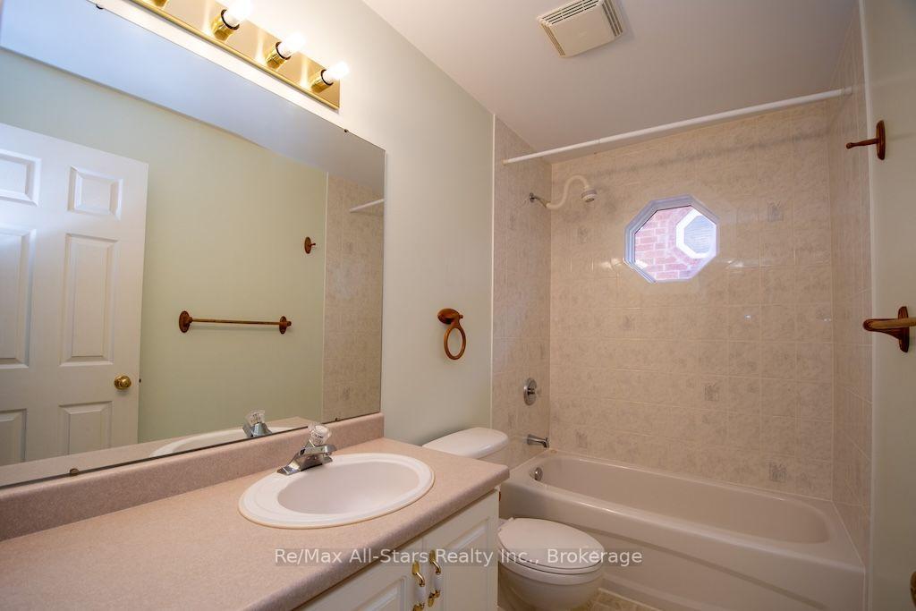 Photo 35 of 41 McGibbon Boulevard, Kawartha Lakes, Lindsay — HOMEH