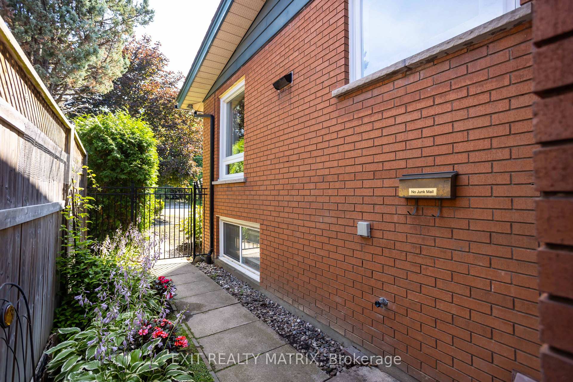 Photo 7 of 2064 St Laurent Boulevard, Ottawa, Elmvale Acres/Urbandale — HOMEH
