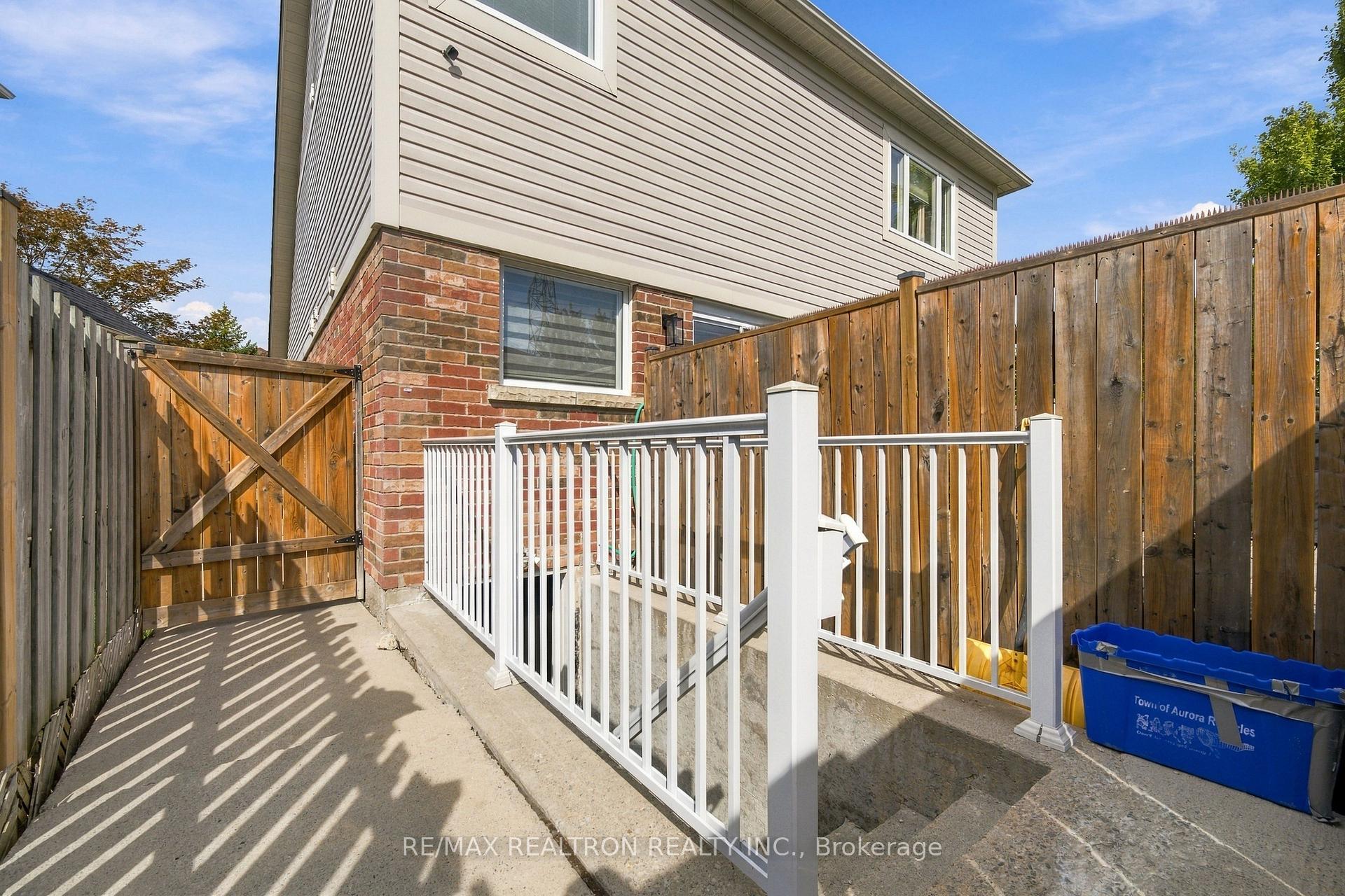 Photo 1 of 27 Watkins Glen Crescent, Aurora, Bayview Wellington — HOMEH