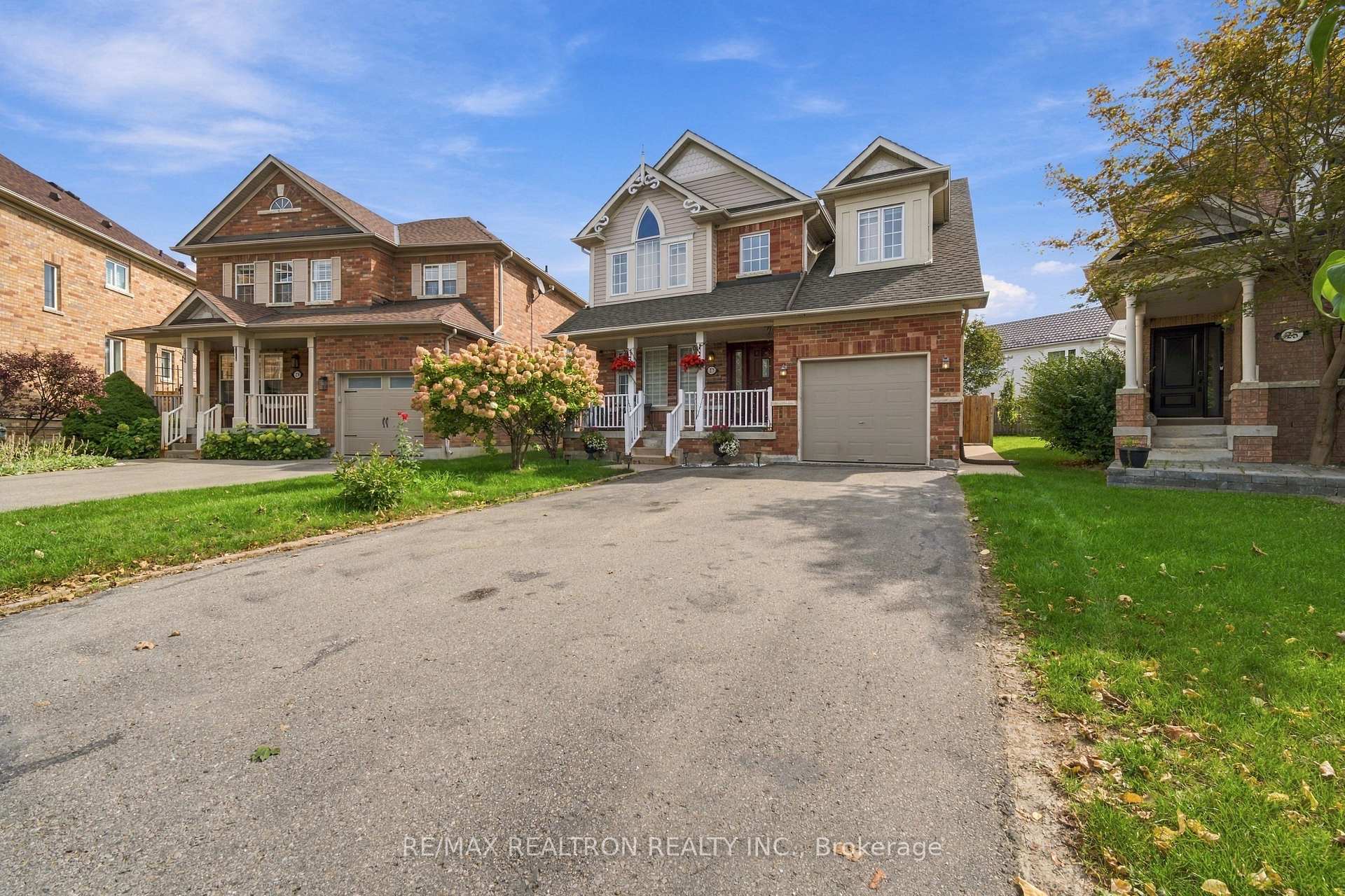Photo 2 of 27 Watkins Glen Crescent, Aurora, Bayview Wellington — HOMEH