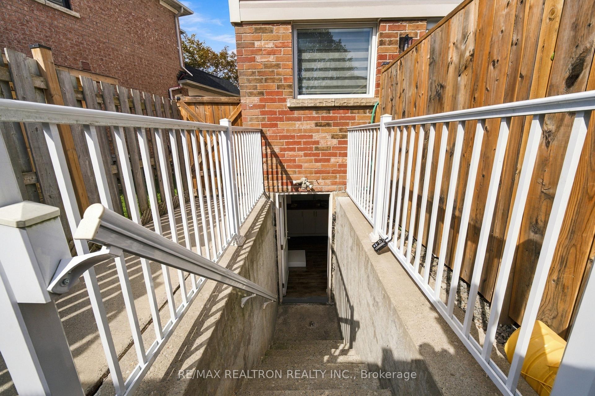 Photo 3 of 27 Watkins Glen Crescent, Aurora, Bayview Wellington — HOMEH