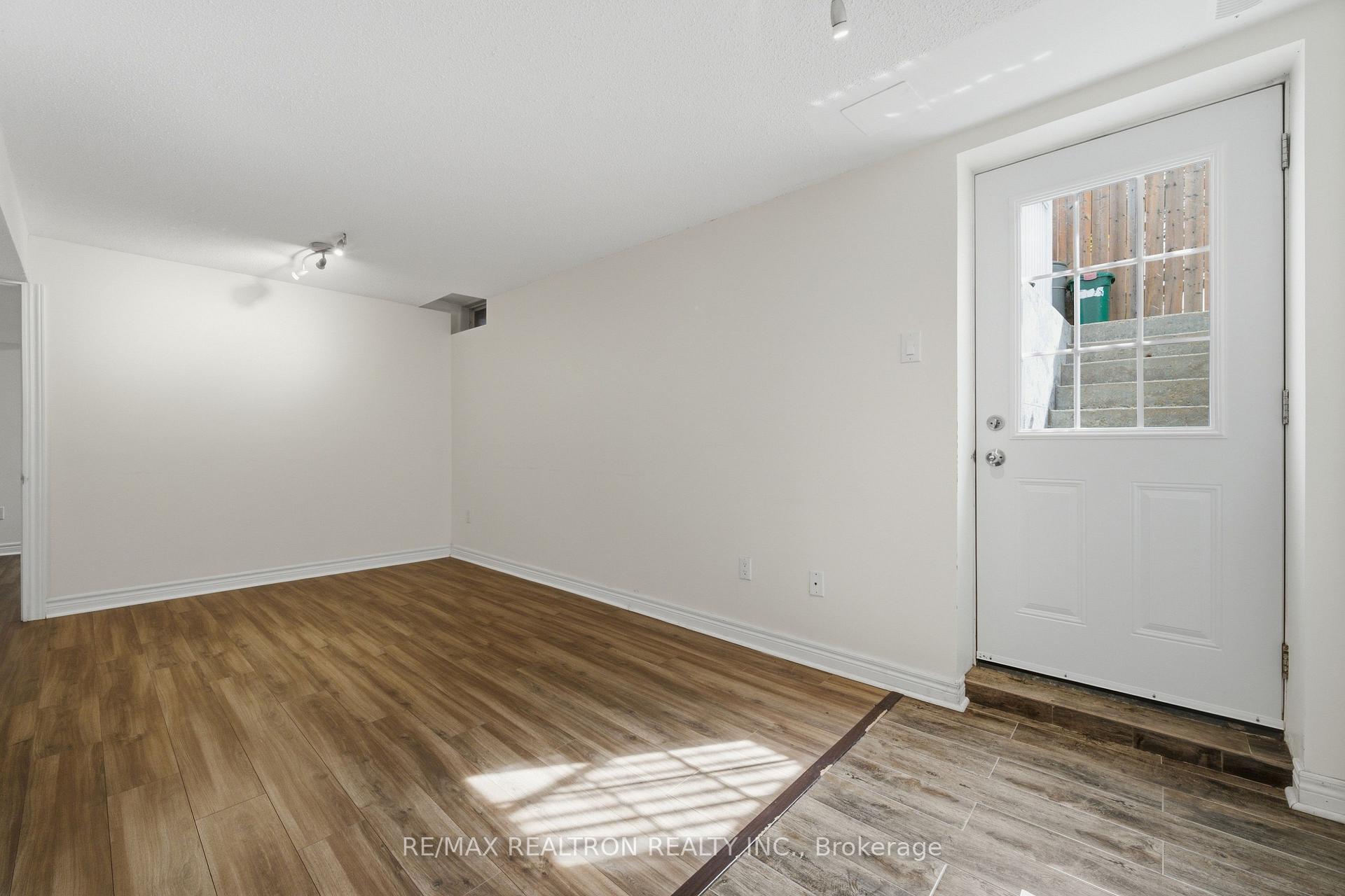 Photo 4 of 27 Watkins Glen Crescent, Aurora, Bayview Wellington — HOMEH