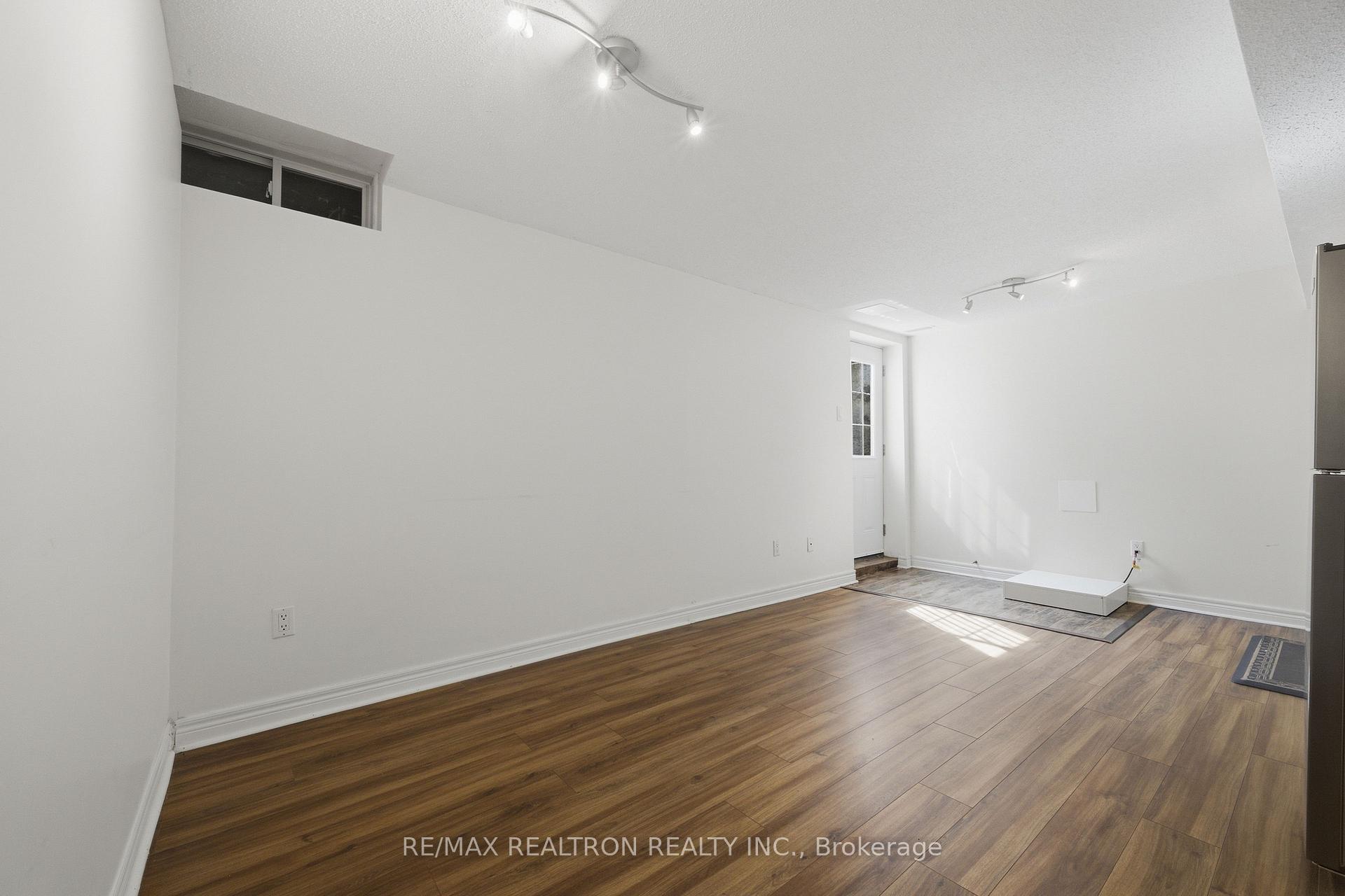 Photo 8 of 27 Watkins Glen Crescent, Aurora, Bayview Wellington — HOMEH
