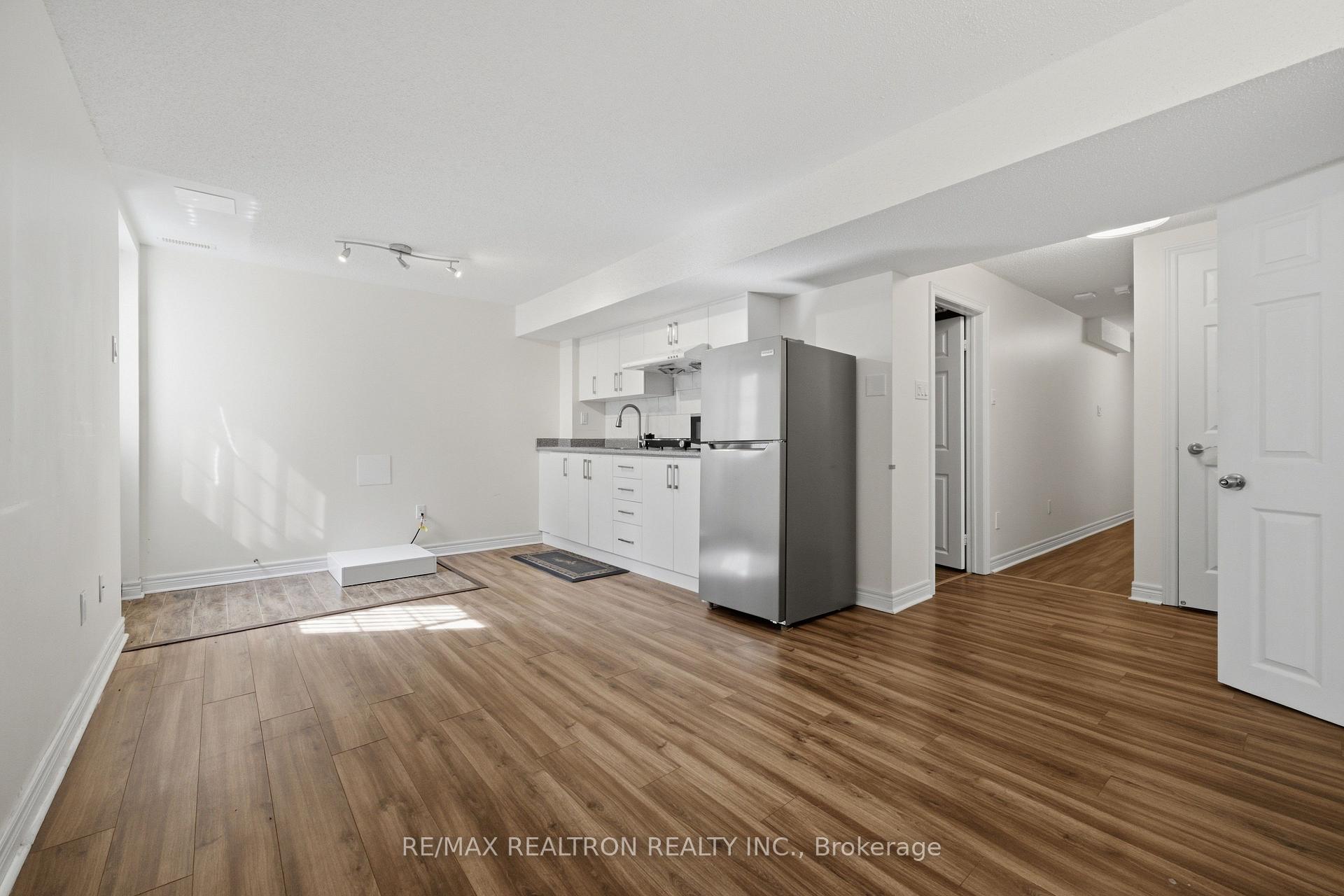 Photo 9 of 27 Watkins Glen Crescent, Aurora, Bayview Wellington — HOMEH