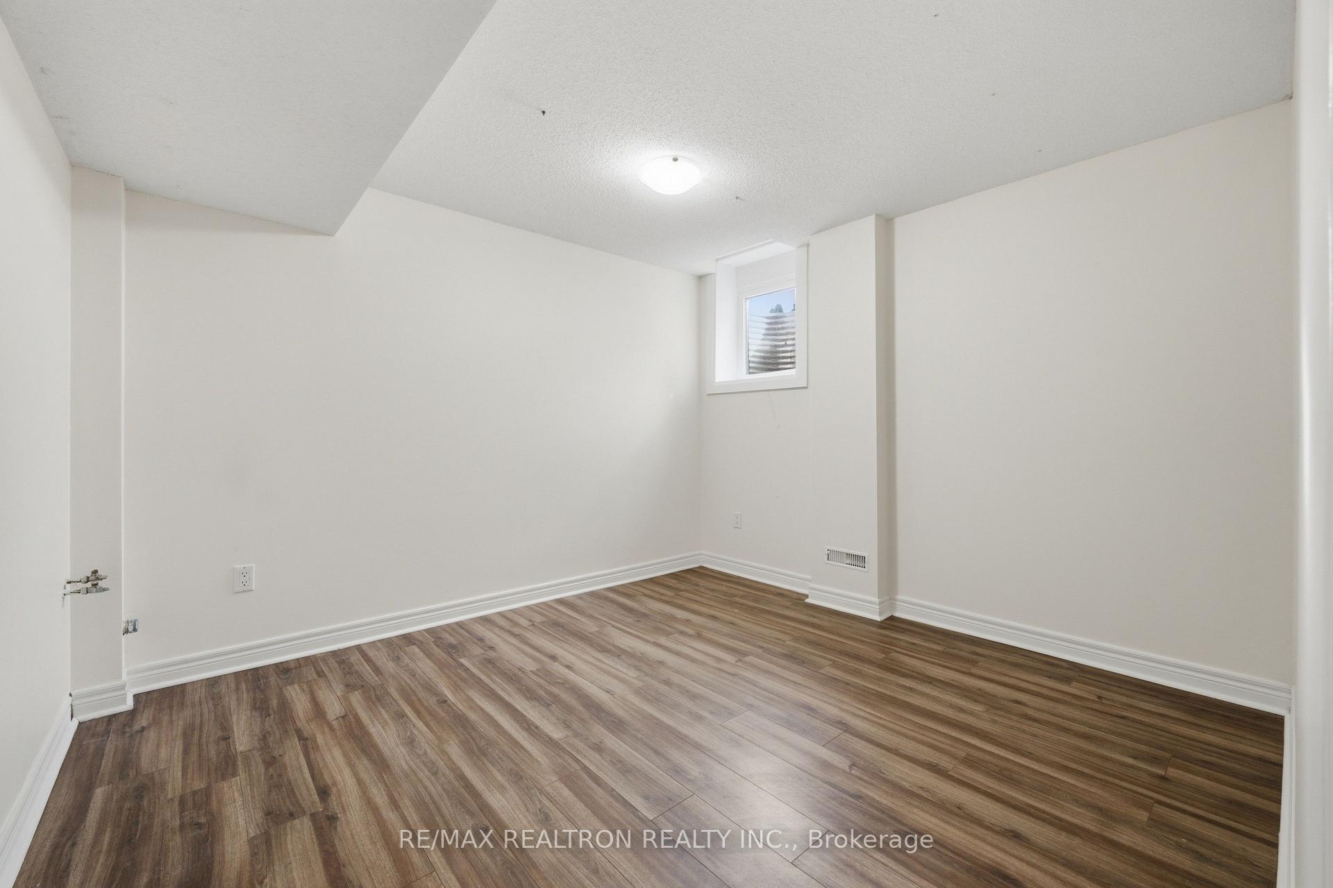 Photo 10 of 27 Watkins Glen Crescent, Aurora, Bayview Wellington — HOMEH