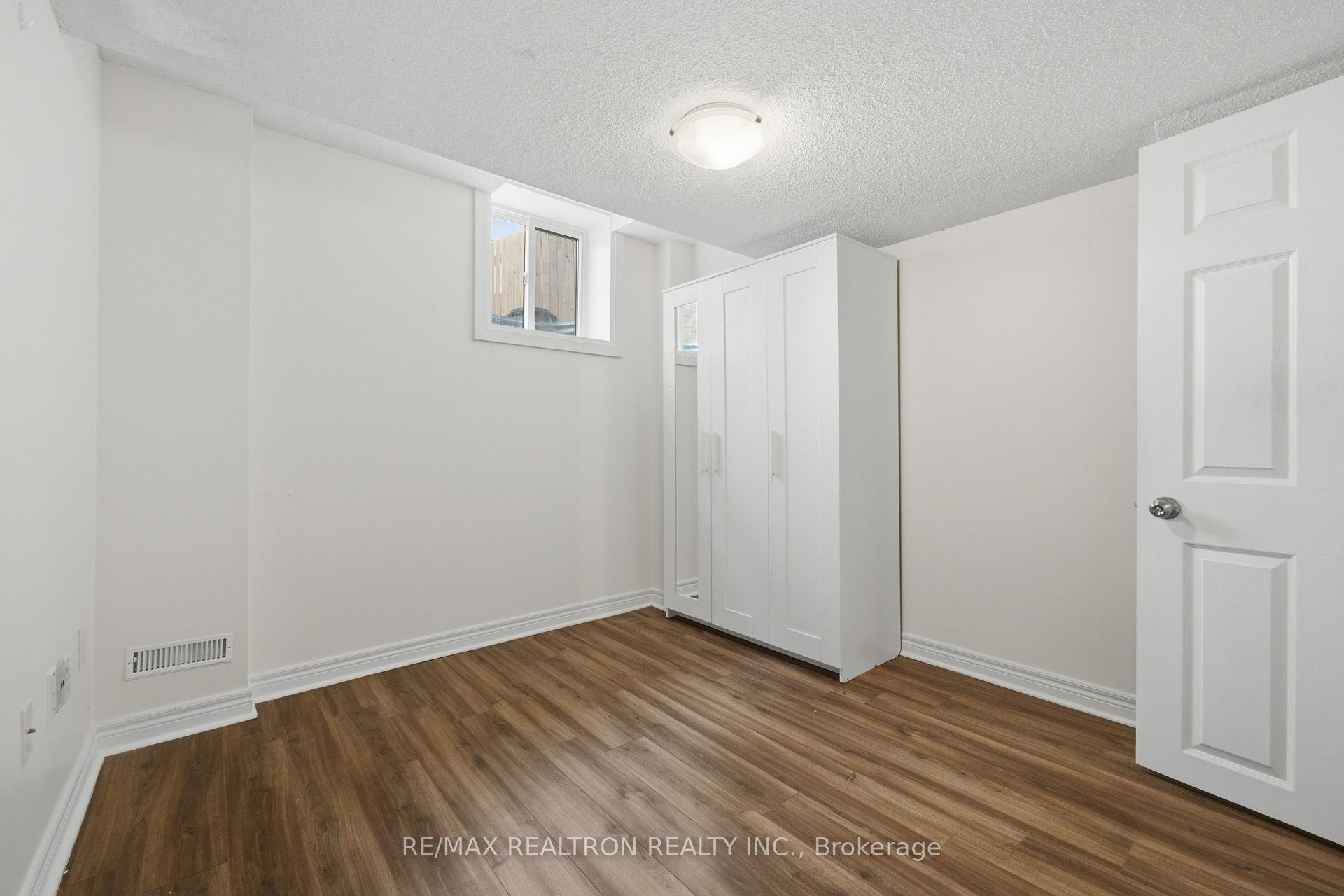Photo 13 of 27 Watkins Glen Crescent, Aurora, Bayview Wellington — HOMEH
