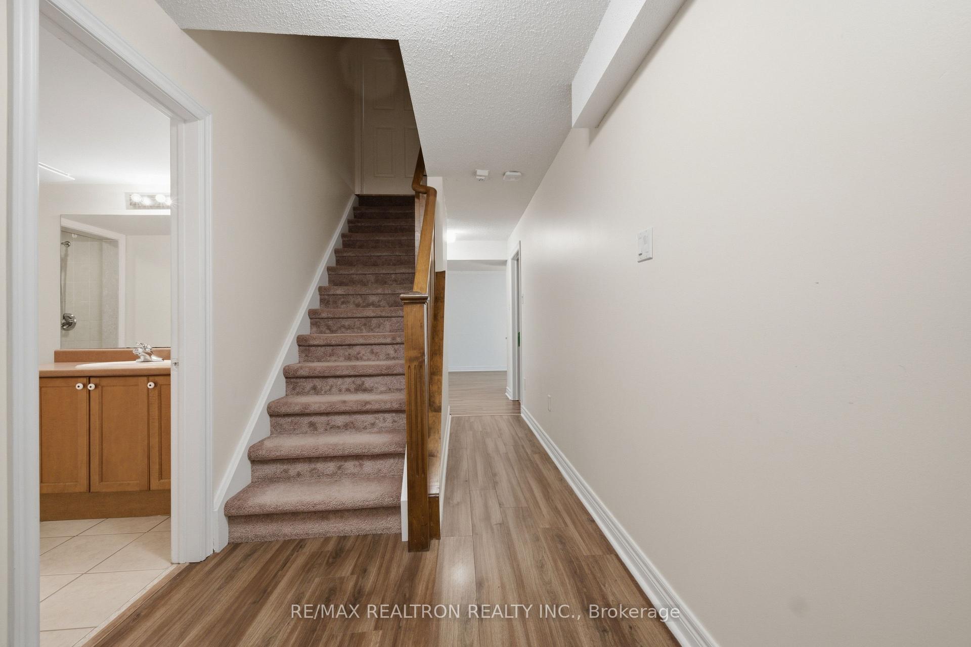 Photo 17 of 27 Watkins Glen Crescent, Aurora, Bayview Wellington — HOMEH
