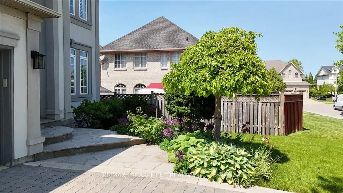 Photo 3 of 8 Hackney Court, Hamilton, Ancaster — HOMEH