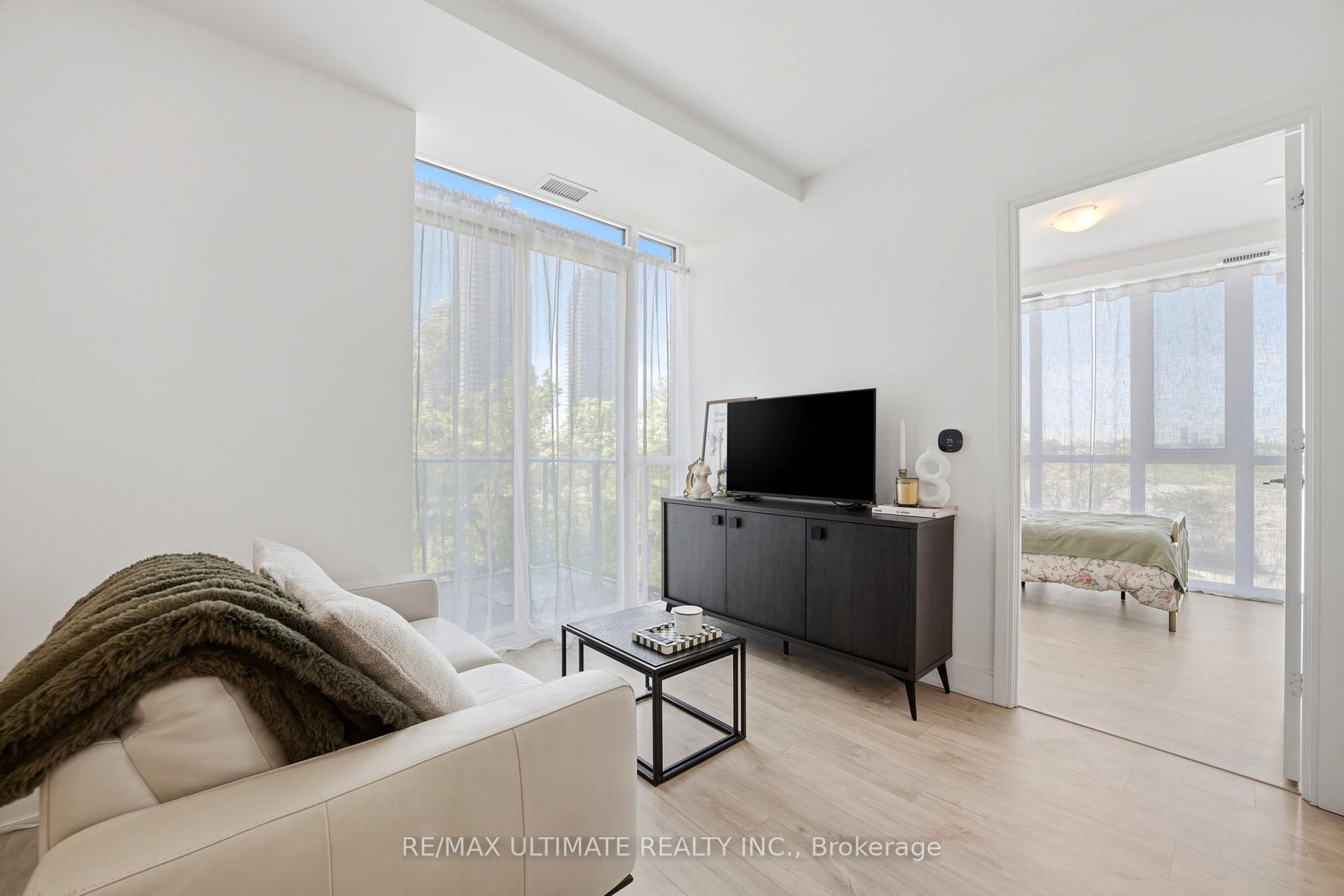 Photo 3 of Unit 402, 70 Annie Craig Drive, Etobicoke, Mimico — HOMEH