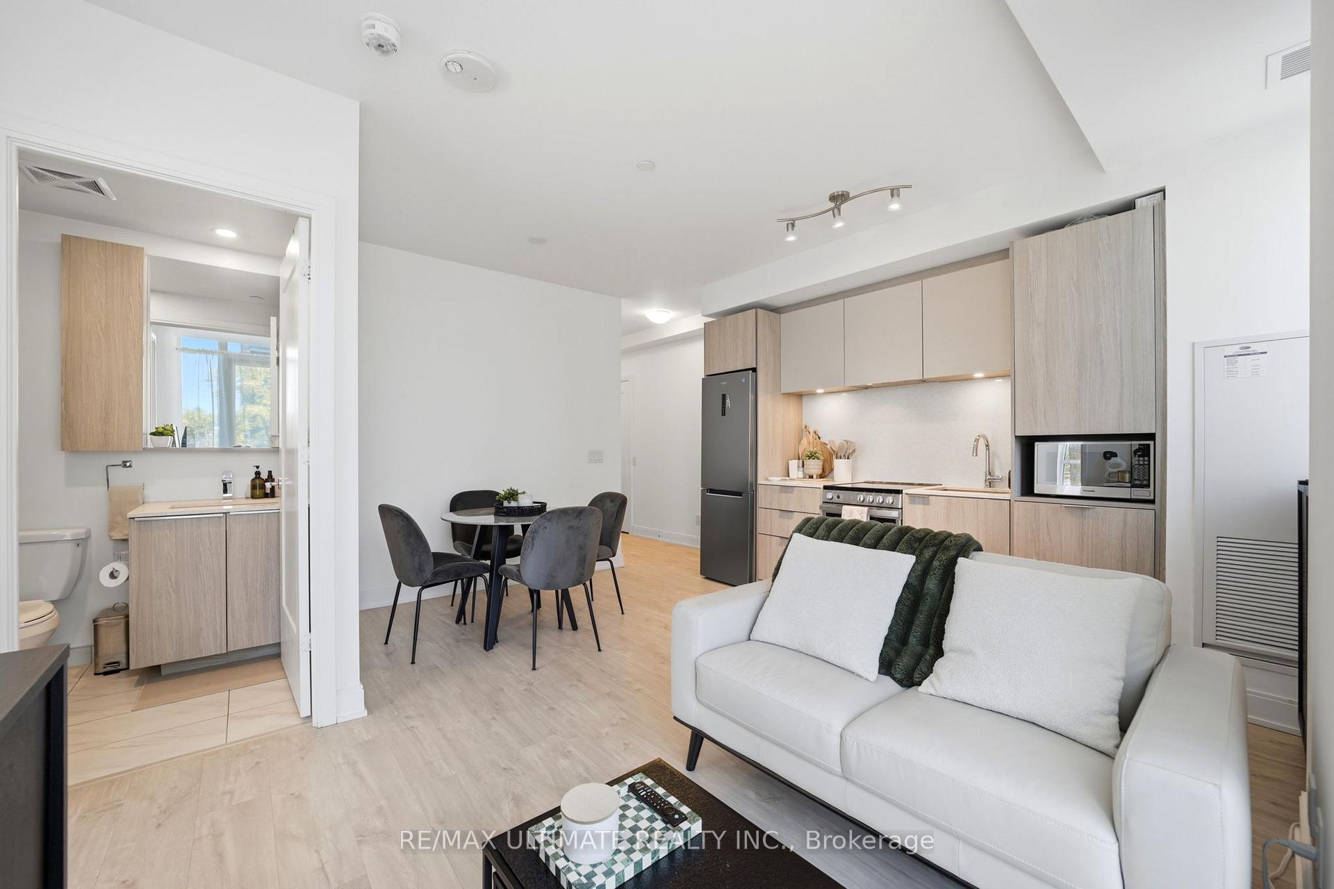 Photo 4 of Unit 402, 70 Annie Craig Drive, Etobicoke, Mimico — HOMEH